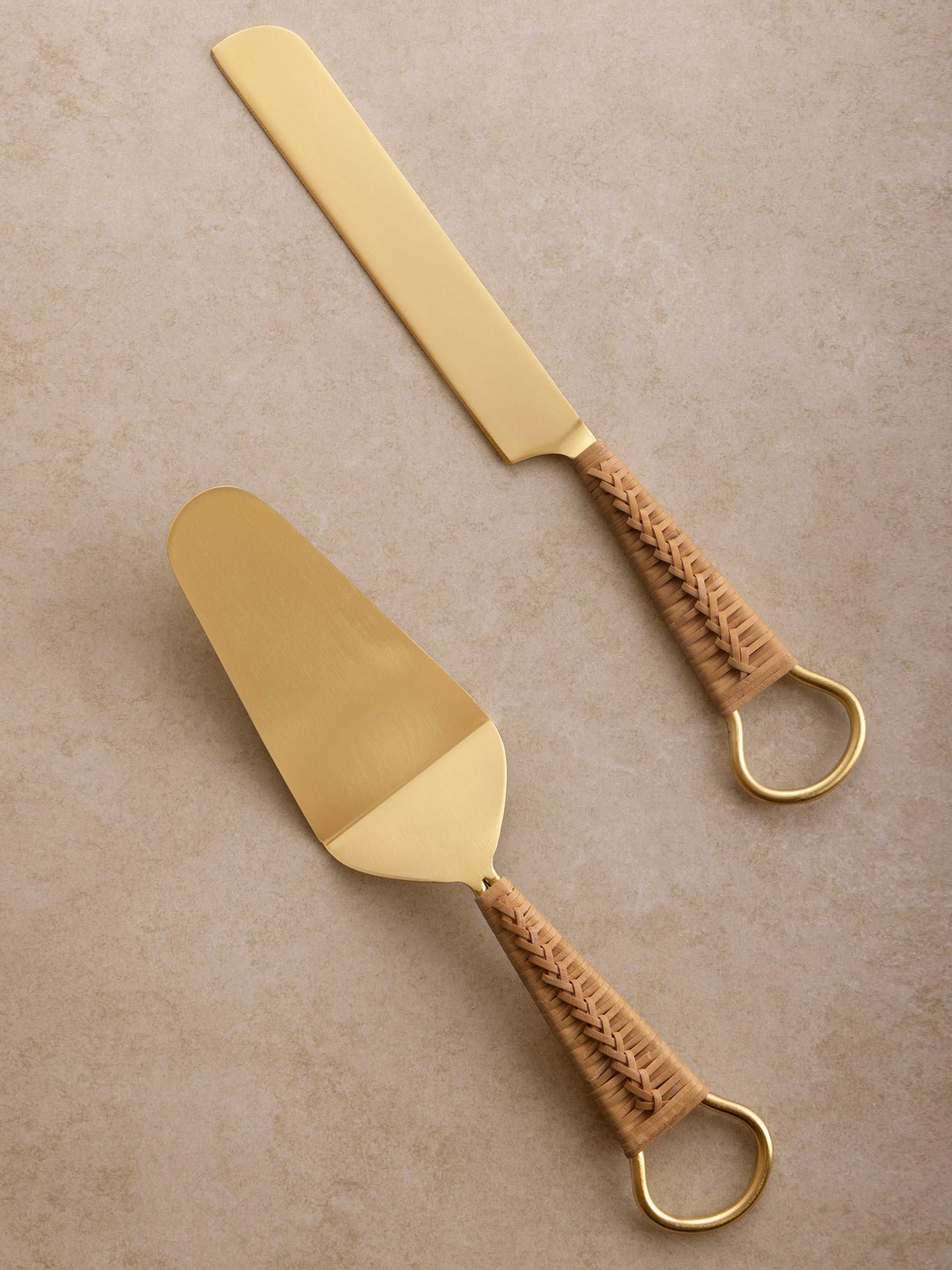 Elegant Gold Cake Server Set with Rattan Handle – Stainless Steel & Natural Rattan Design