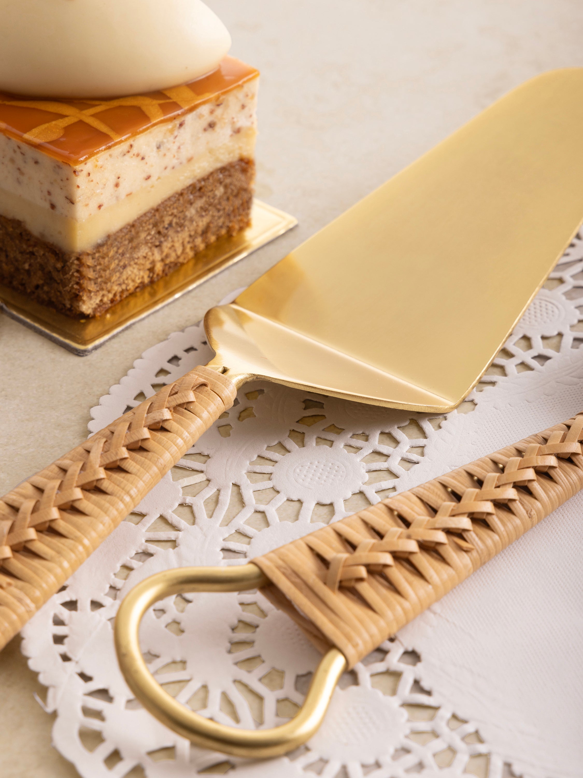 Premium Gold Cake Serving Set – Stainless Steel with Rustic Rattan Handles