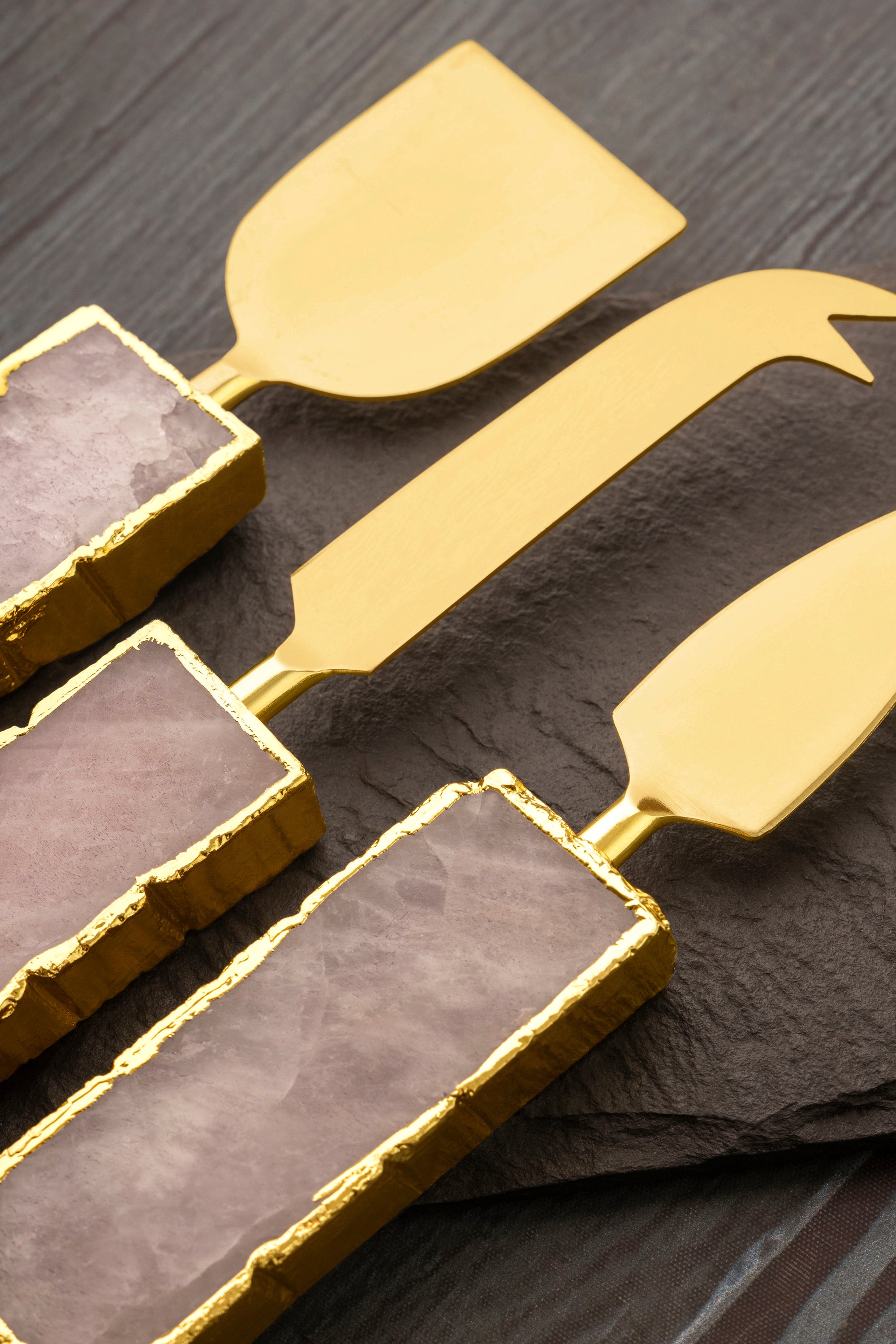 Genuine Rose Quartz and Gold Cheese Knife Set – Perfect for Charcuterie Boards
A luxurious set of cheese knives with natural rose quartz handles and gold-plated stainless steel blades, designed to enhance any cheese and charcuterie presentation