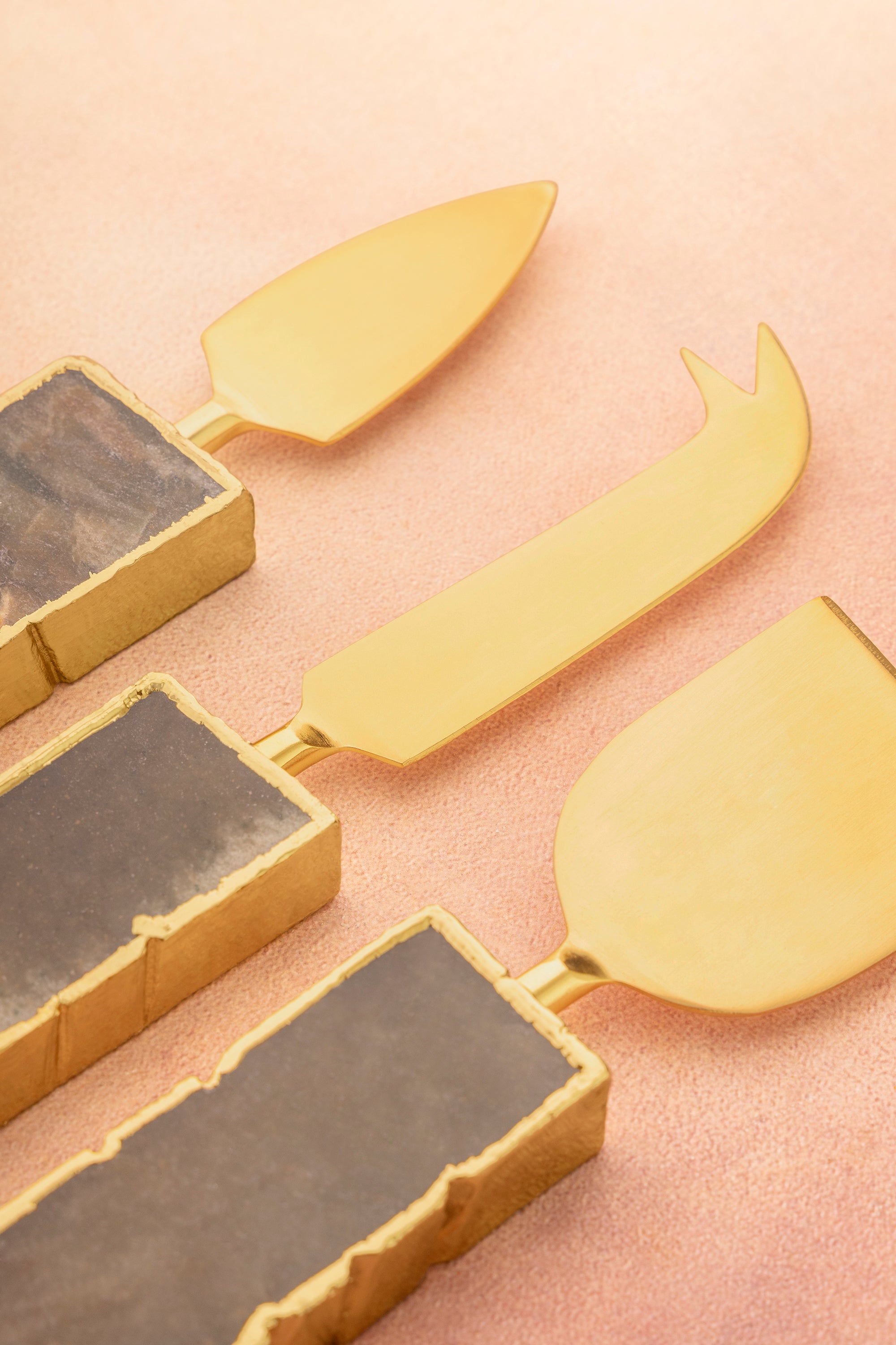 Genuine Green Aventurine and Gold Cheese Knife Set – Perfect for Charcuterie Boards
A luxurious set of cheese knives with natural aventurine handles and gold-plated stainless steel blades, designed to enhance any cheese and charcuterie presentation