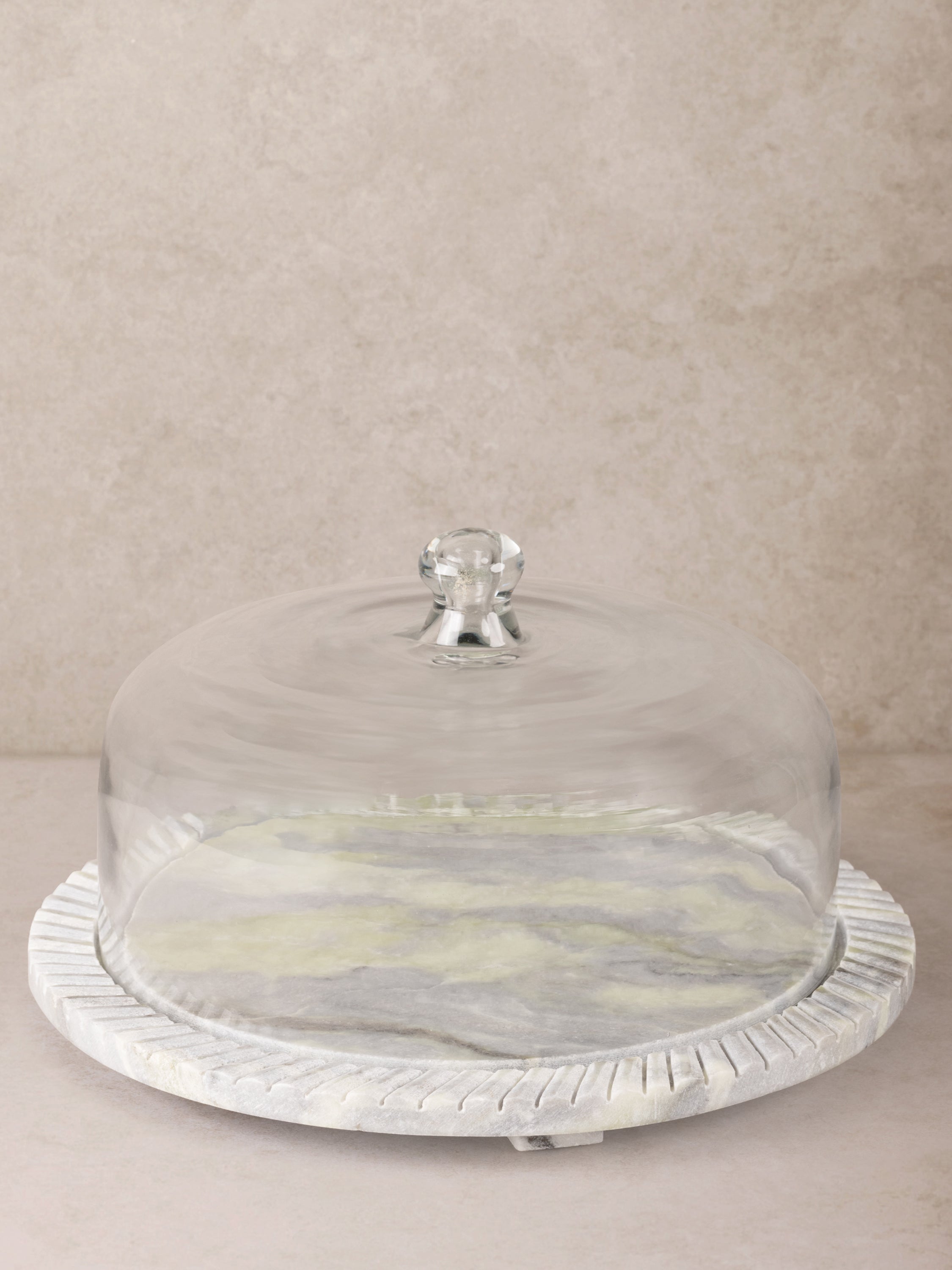 Blinq serving board in green and grey onyx marble with glass cloche