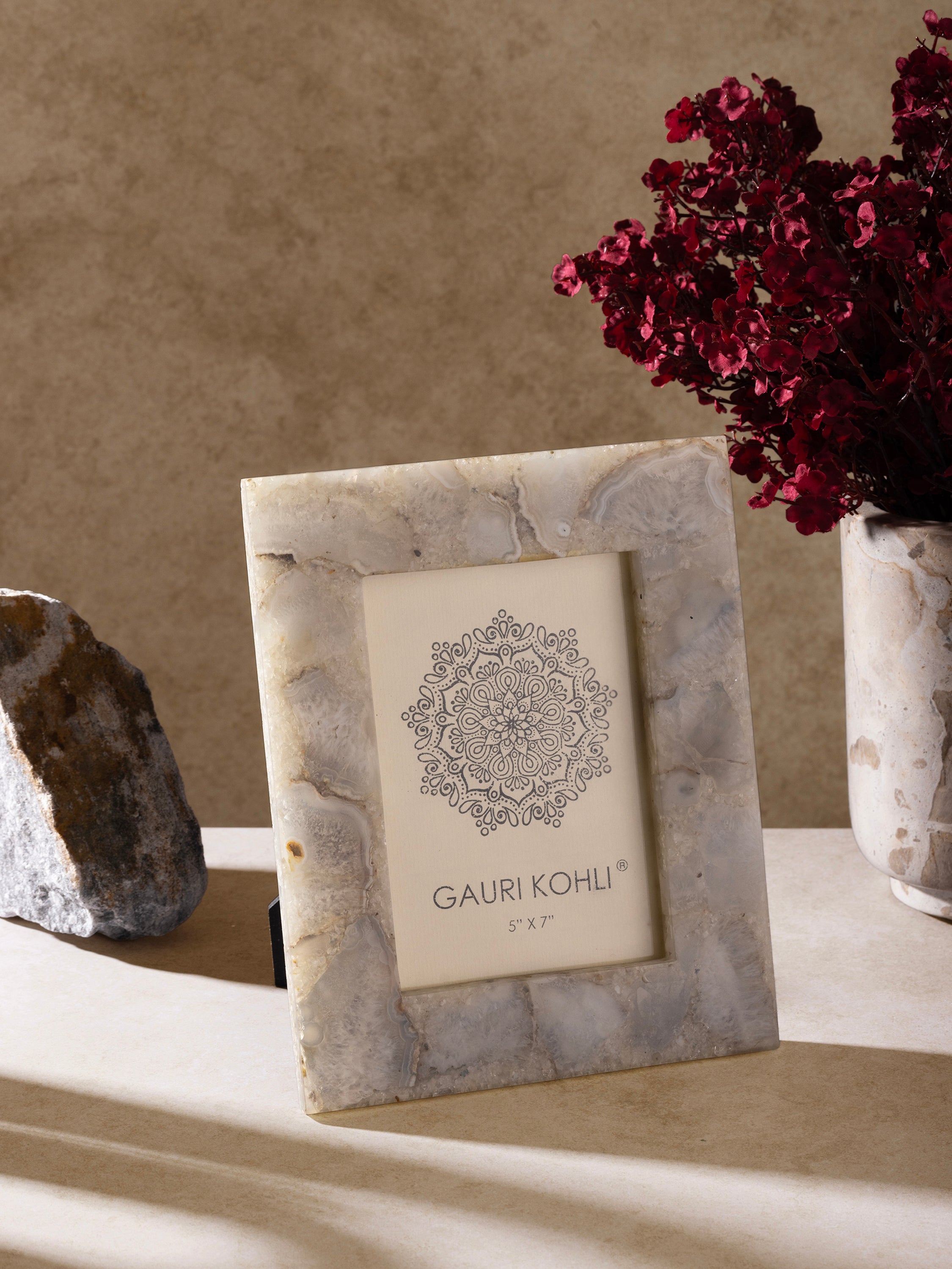 Handmade Agate Gemstone Photo Frame – Elegant Home & Office Décor
A premium 5x7-inch picture frame crafted from real agate stone, designed to beautifully showcase cherished memories with an organic and luxurious aesthetic