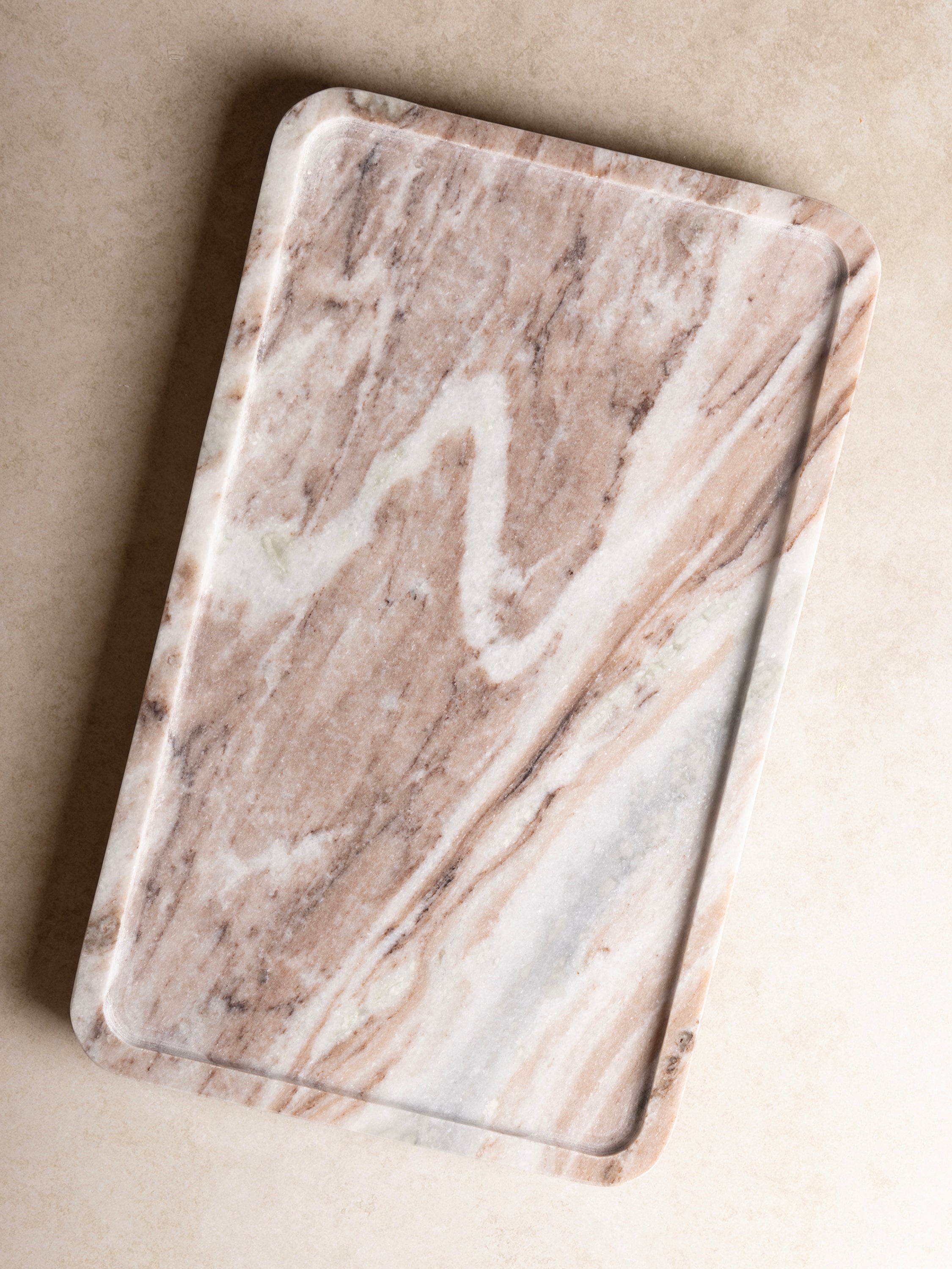 Clover beige onyx marble tray with scalloped edges top view
