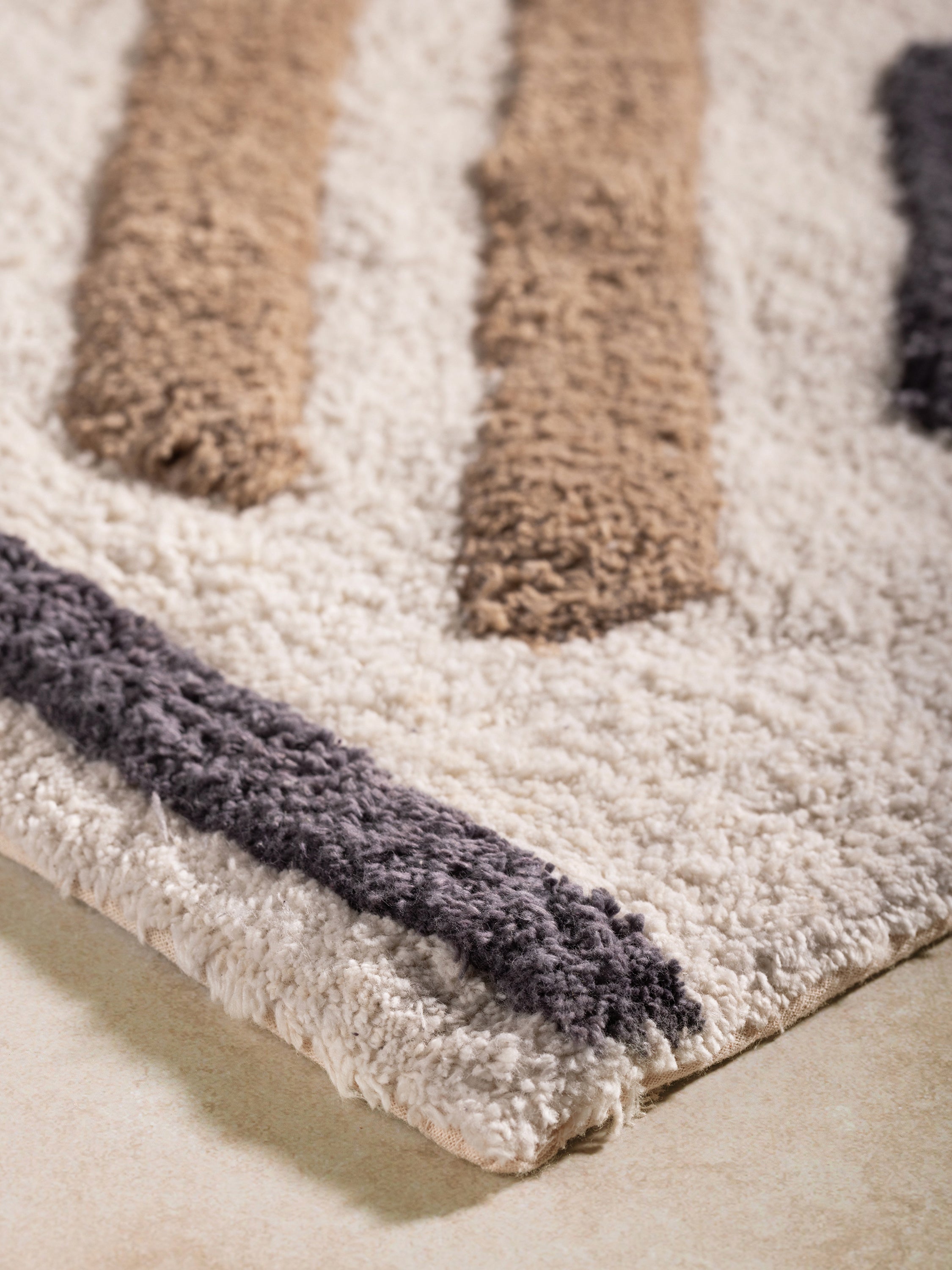 Contemporary Textured Bathroom Mat – Non-Slip and Machine Washable