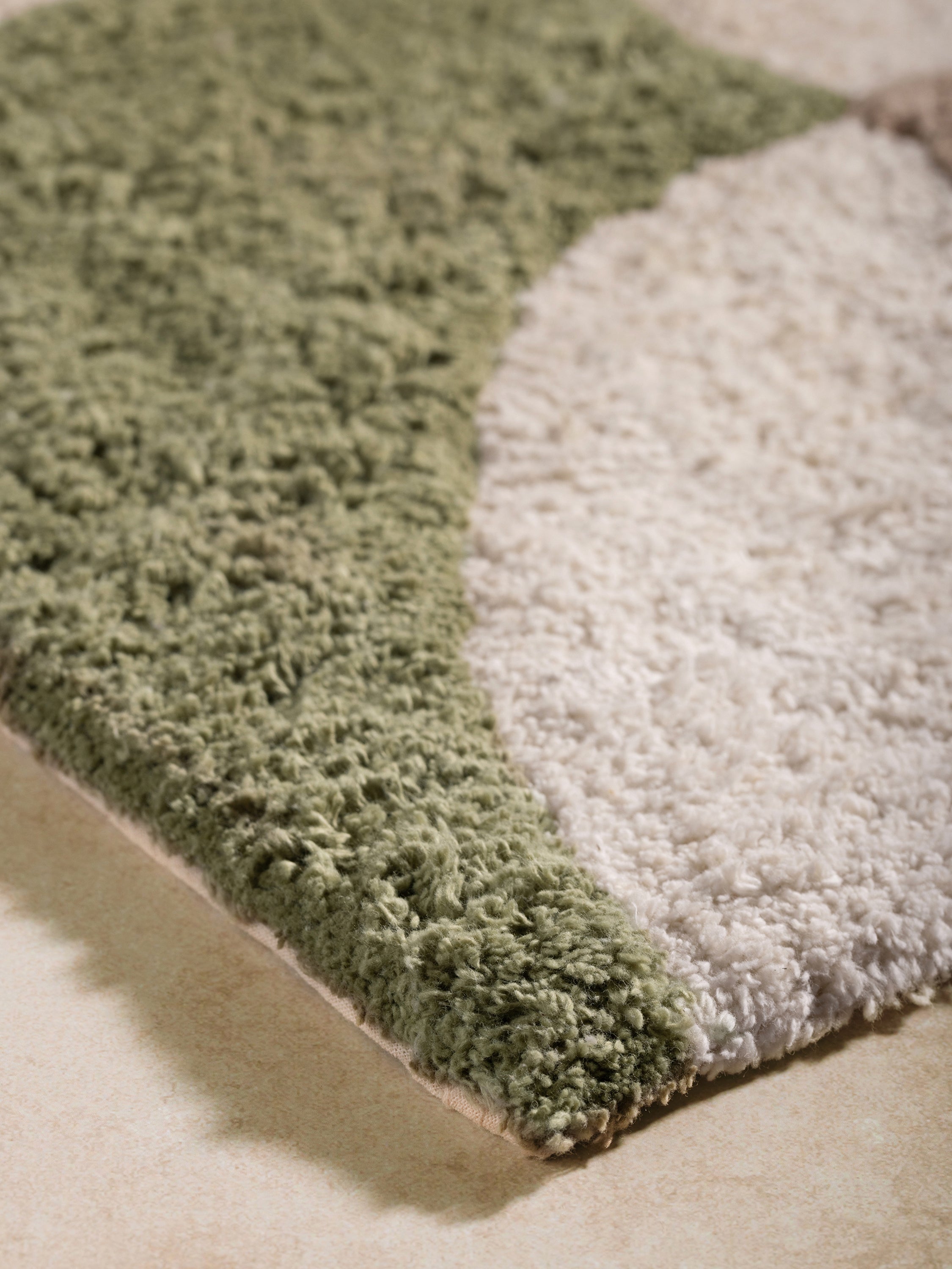 Abstract Pattern Bathroom Mat – Plush Cotton with Non-Slip Backing