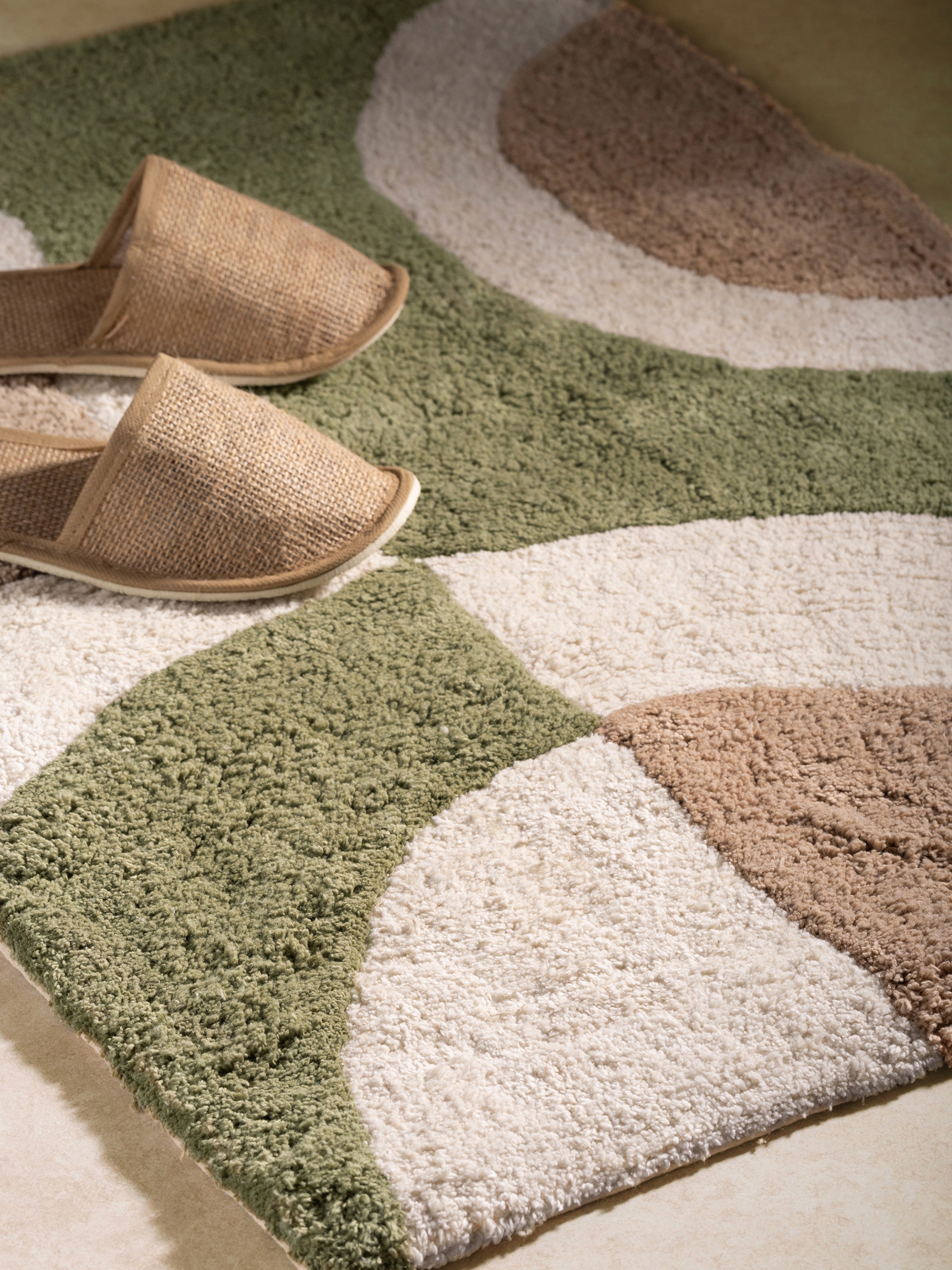 Earth-Toned Luxury Bath Rug – Contemporary Design for a Cozy Bathroom