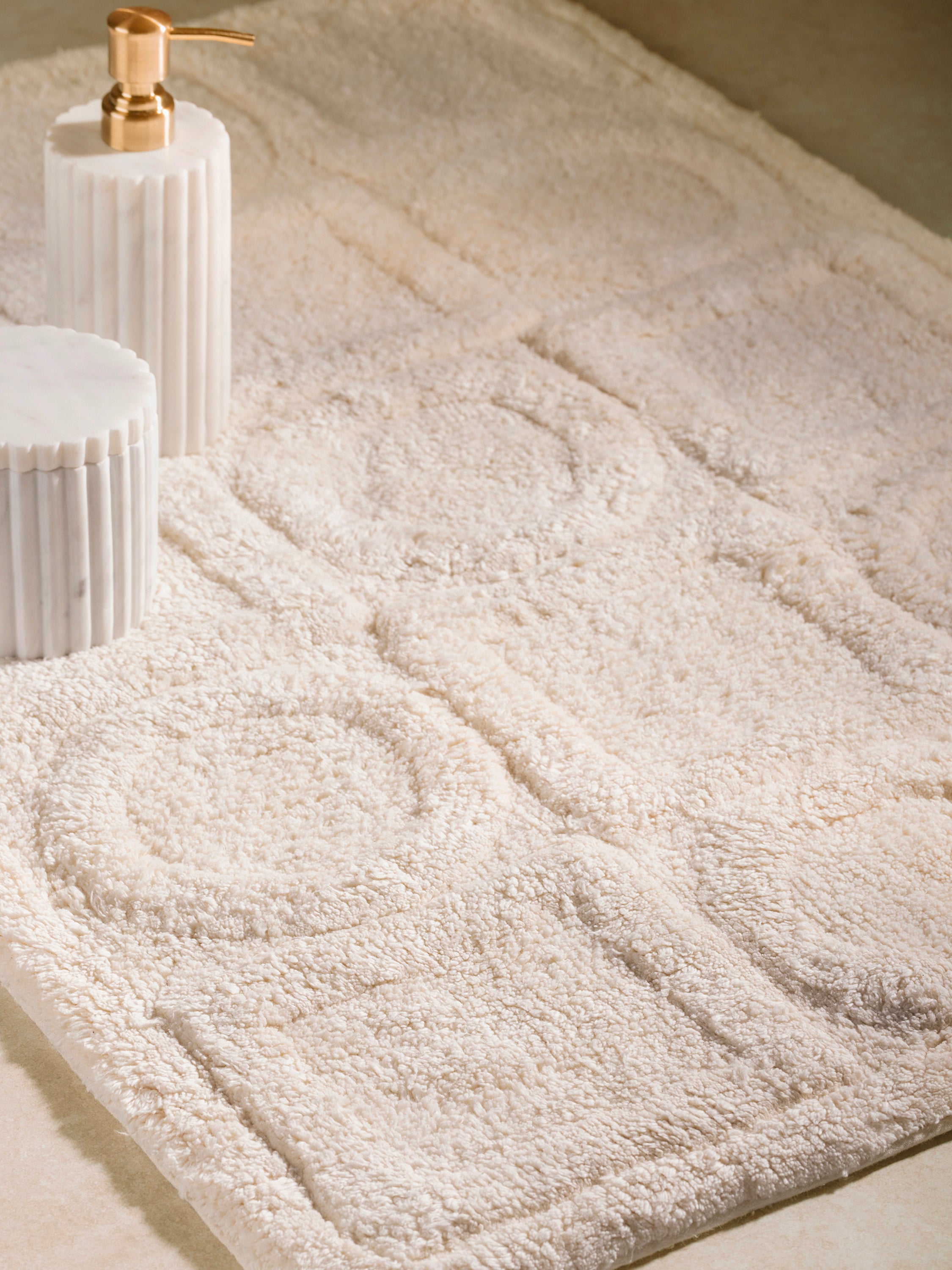 Elegant Ivory Bath Mat – Luxurious and Non-Slip for Modern Bathrooms