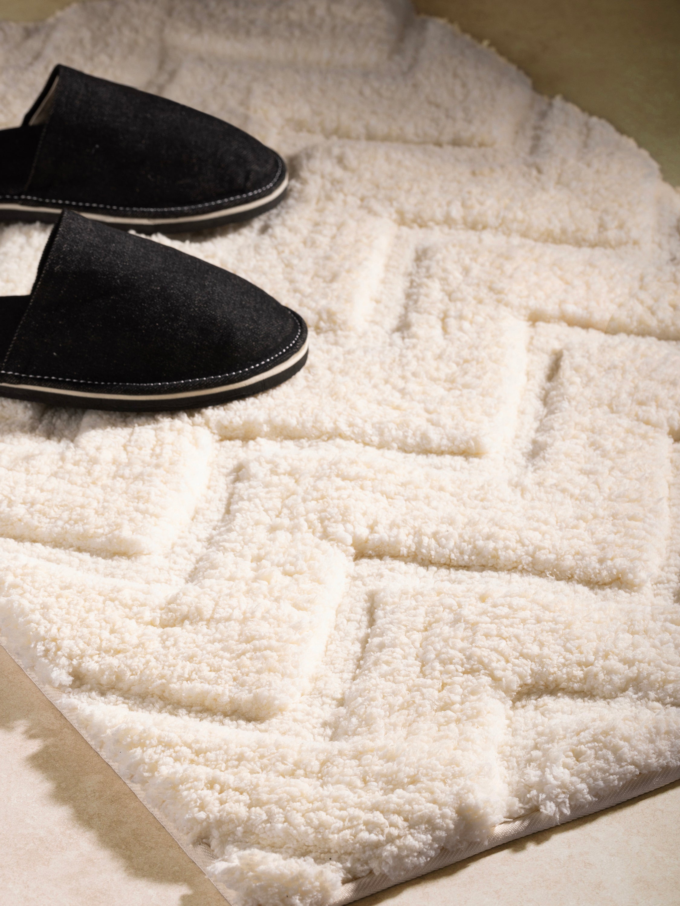 Ultra-soft and thick bath mat in neutral tones, designed for comfort and elegance