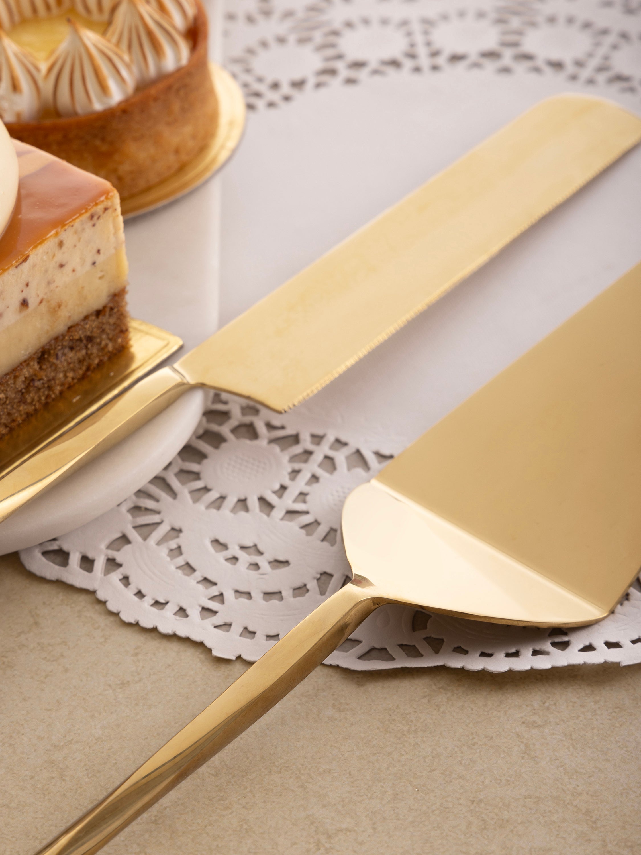 Modern Gold Cake Server & Knife – Stylish Matte Finish for Special Occasions
