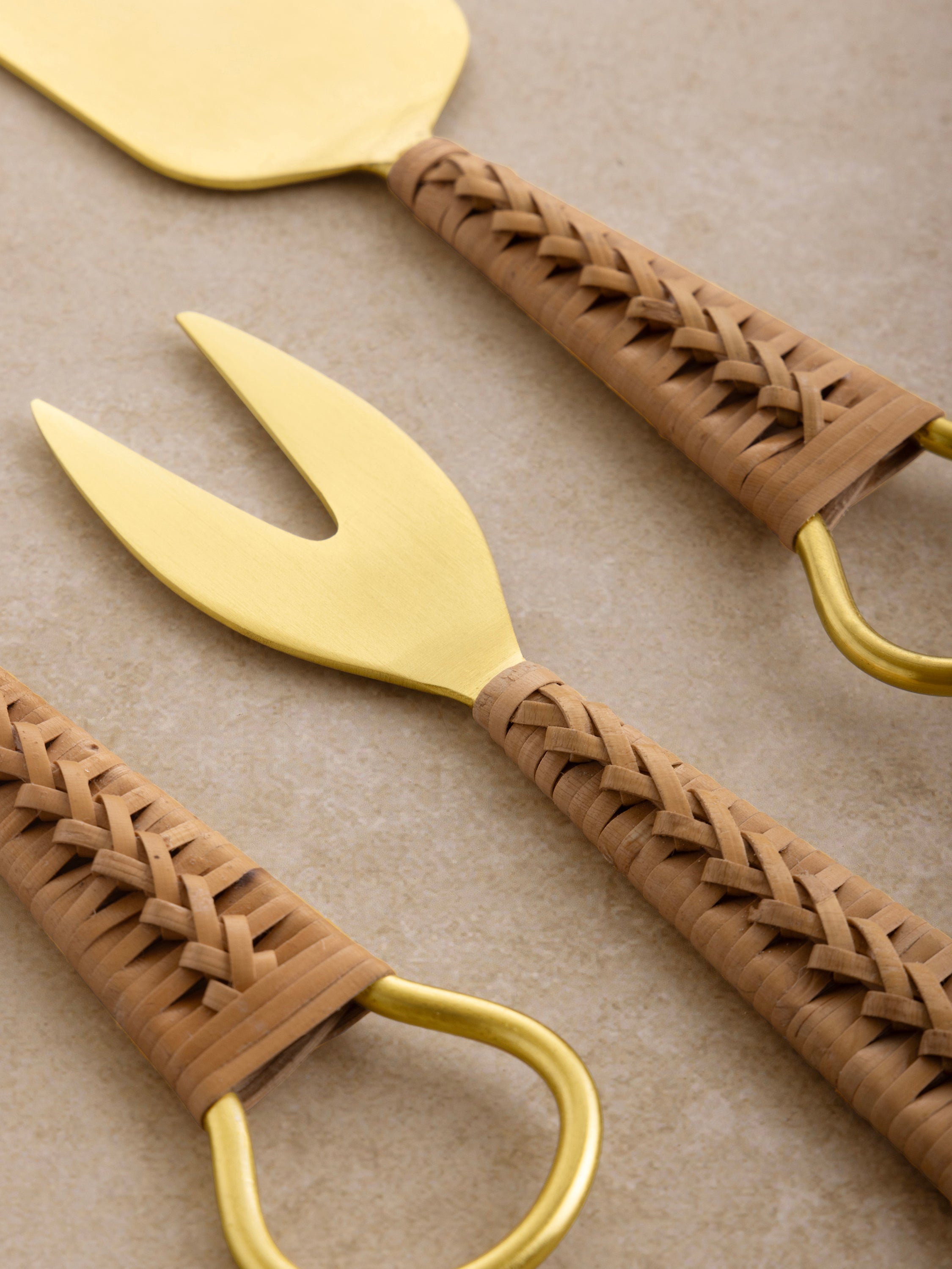 Elegant Cheese Knife Set with Gold Finish & Rattan Detail – A three-piece cheese knife set designed with a luxurious gold-plated finish and intricately woven rattan handles for a refined look