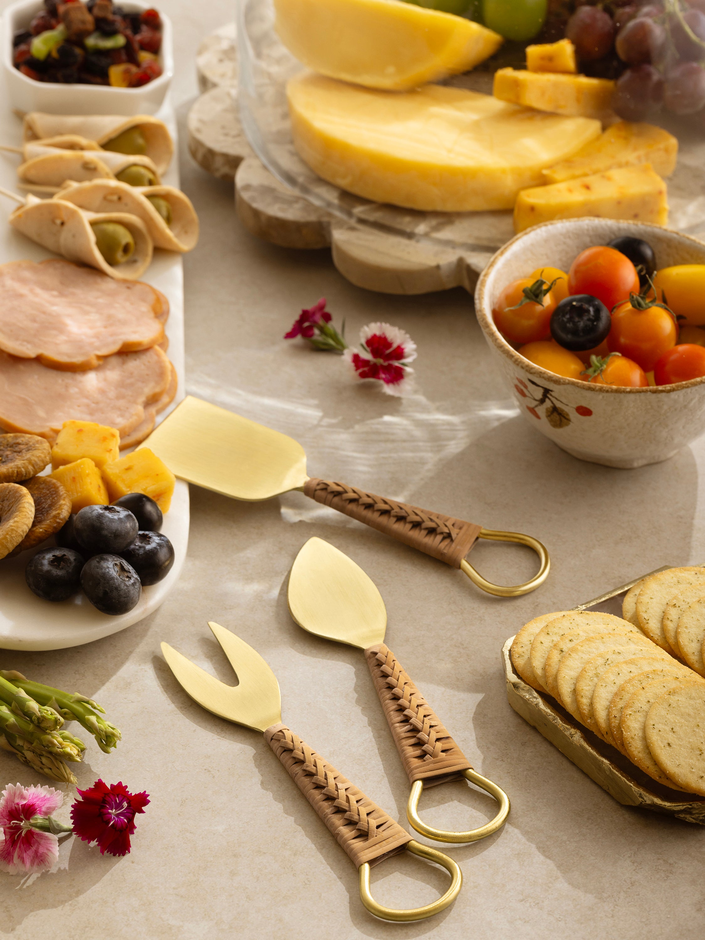 Luxury Gold Cheese Knives with Woven Rattan Handles – Elegant and artisanal cheese knives crafted with premium gold-finished stainless steel and rustic woven rattan handles for a sophisticated touch