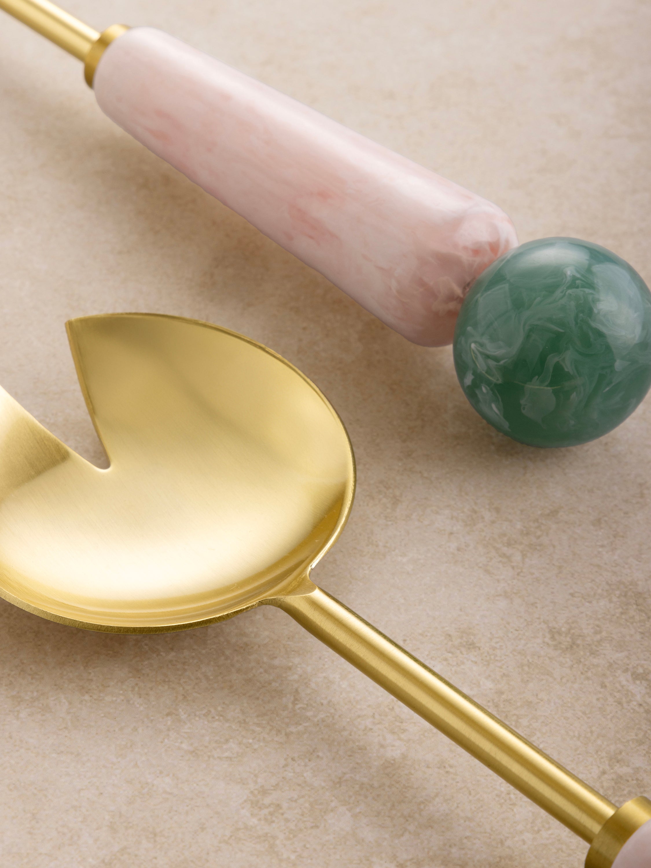 Elegant Gold & Resin Salad Servers for Entertaining – A designer salad serving set featuring gold-plated stainless steel and pastel-colored resin handles, perfect for stylish dining occasions