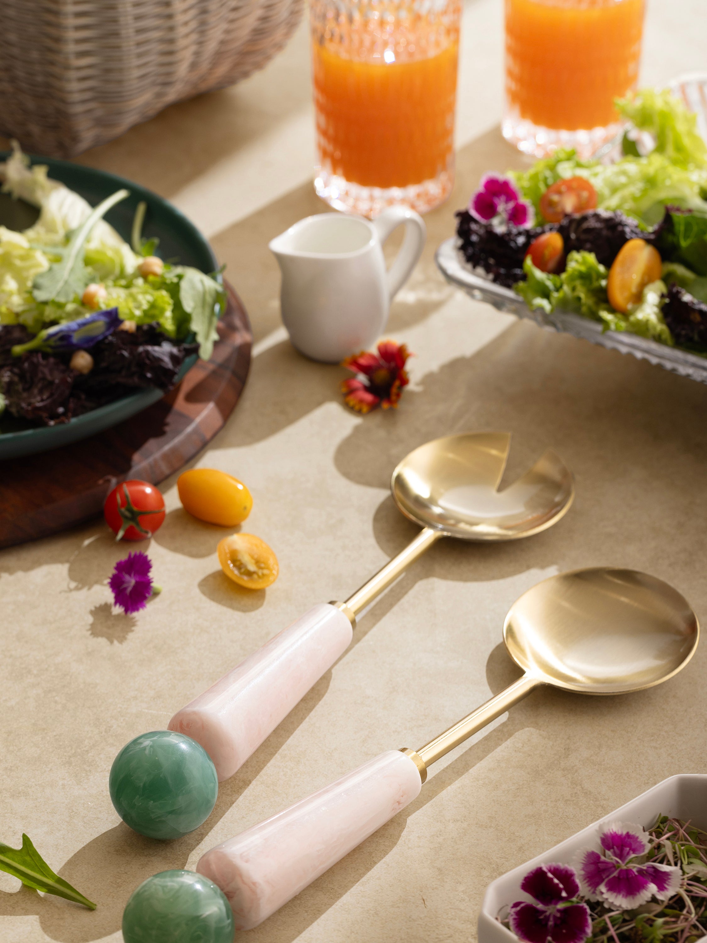 Handcrafted Gold Salad Server Set with Artistic Resin Handles – A modern and elegant salad serving set with gold-finished stainless steel and beautifully sculpted resin handles