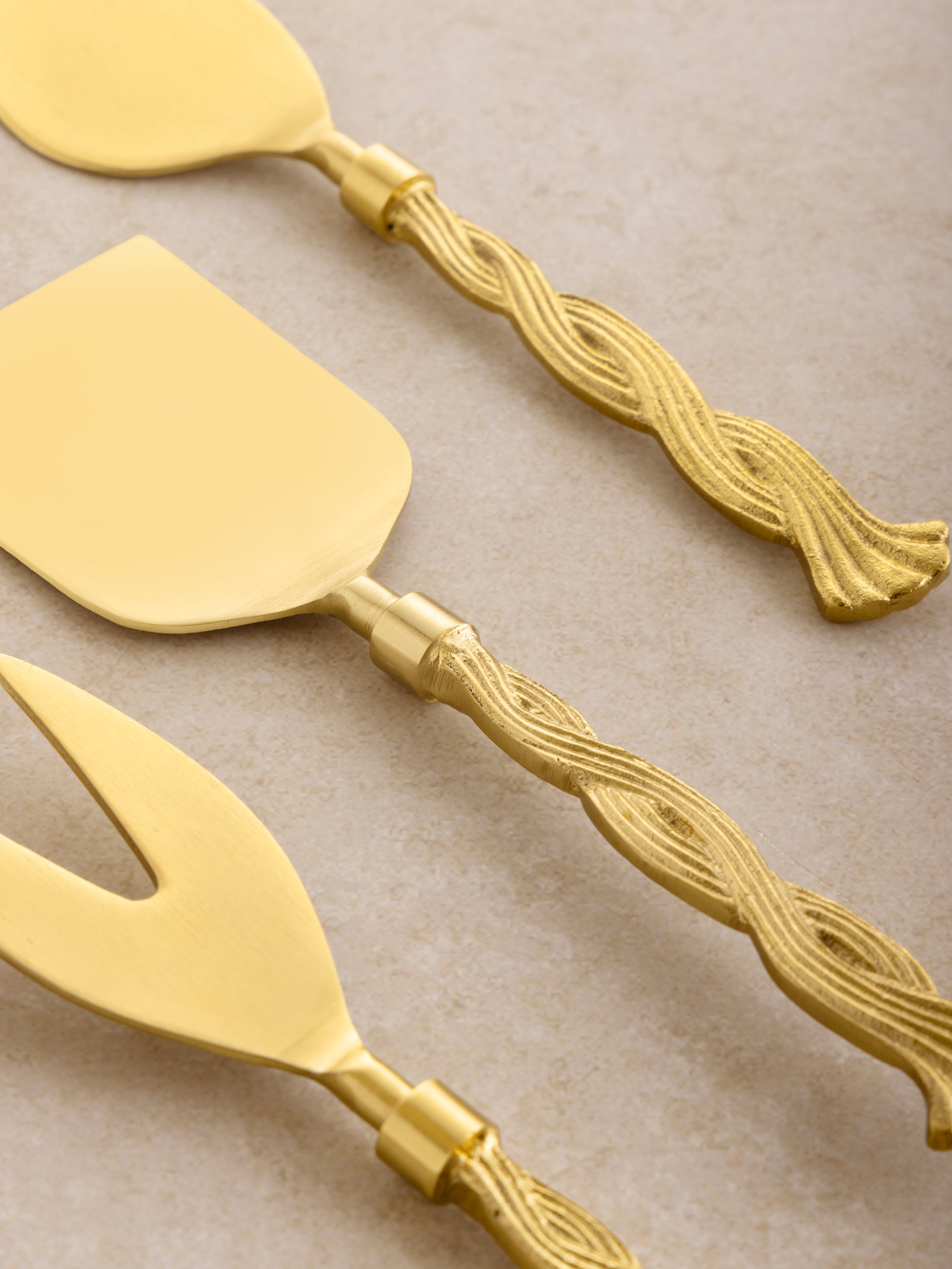 Handcrafted Gold Cheese Knives for Elegant Serving – Set of three gold stainless steel cheese knives with a modern, twisted rope handle design, perfect for charcuterie boards and special occasions