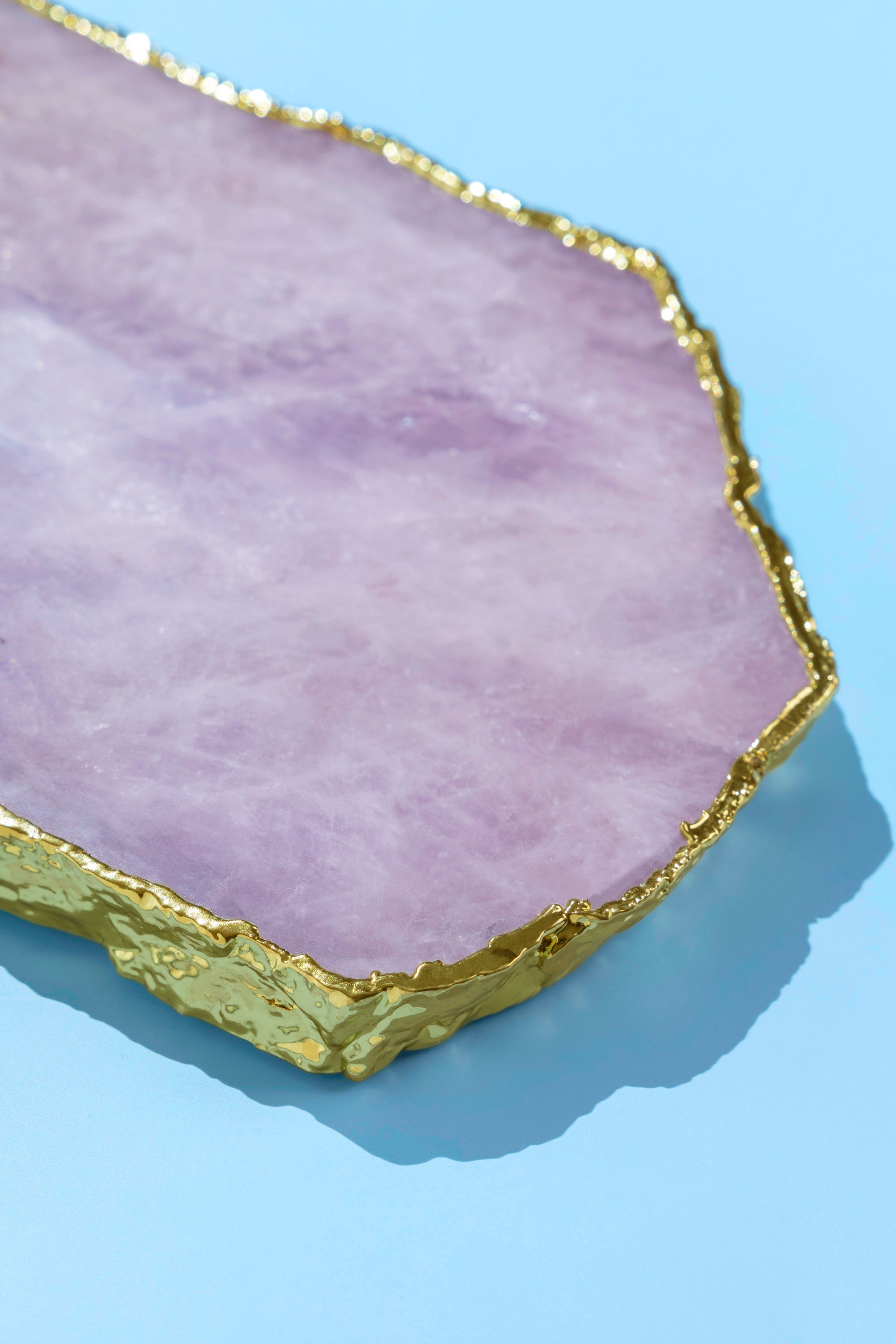 Handcrafted Rose Quartz Charcuterie Board – Luxury Hosting Gift
A unique pink quartz cheese board with gold edges, designed to add sophistication to any dining or kitchen setting