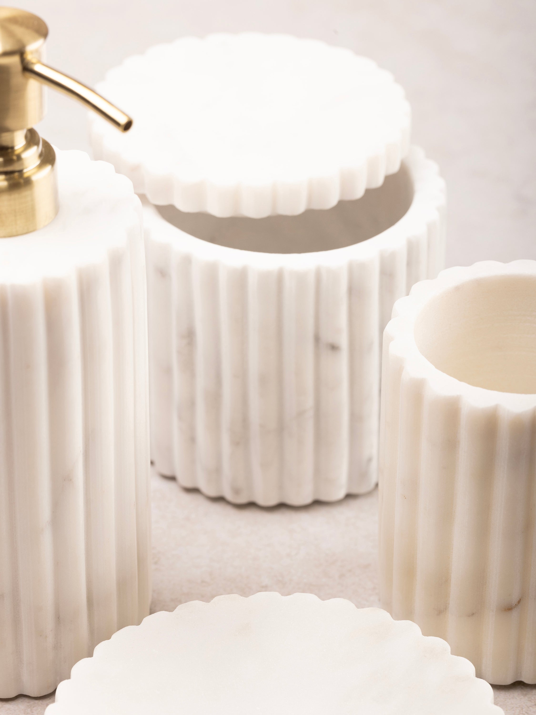 Minimalist White Marble Bathroom Accessories – High-End Home Décor
A stylish and functional white marble bath set with a ribbed texture, designed to enhance any bathroom space with a timeless and elegant aesthetic