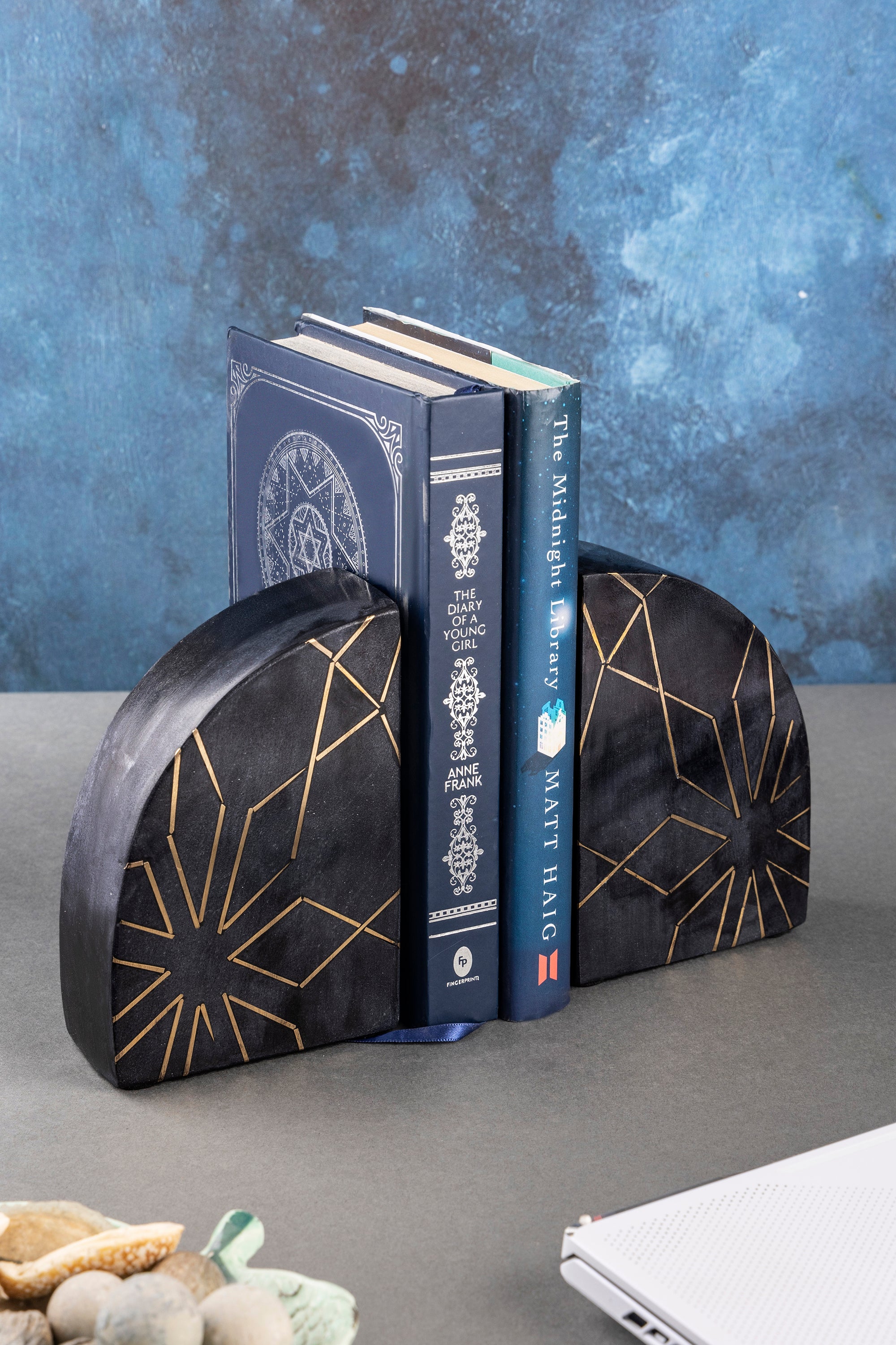 Handmade Black Marble and Gold Geometric Bookends – Modern Home Décor
A premium pair of black marble bookends with delicate gold inlay patterns, ideal for enhancing office desks, bookshelves, and home libraries with a luxurious touch