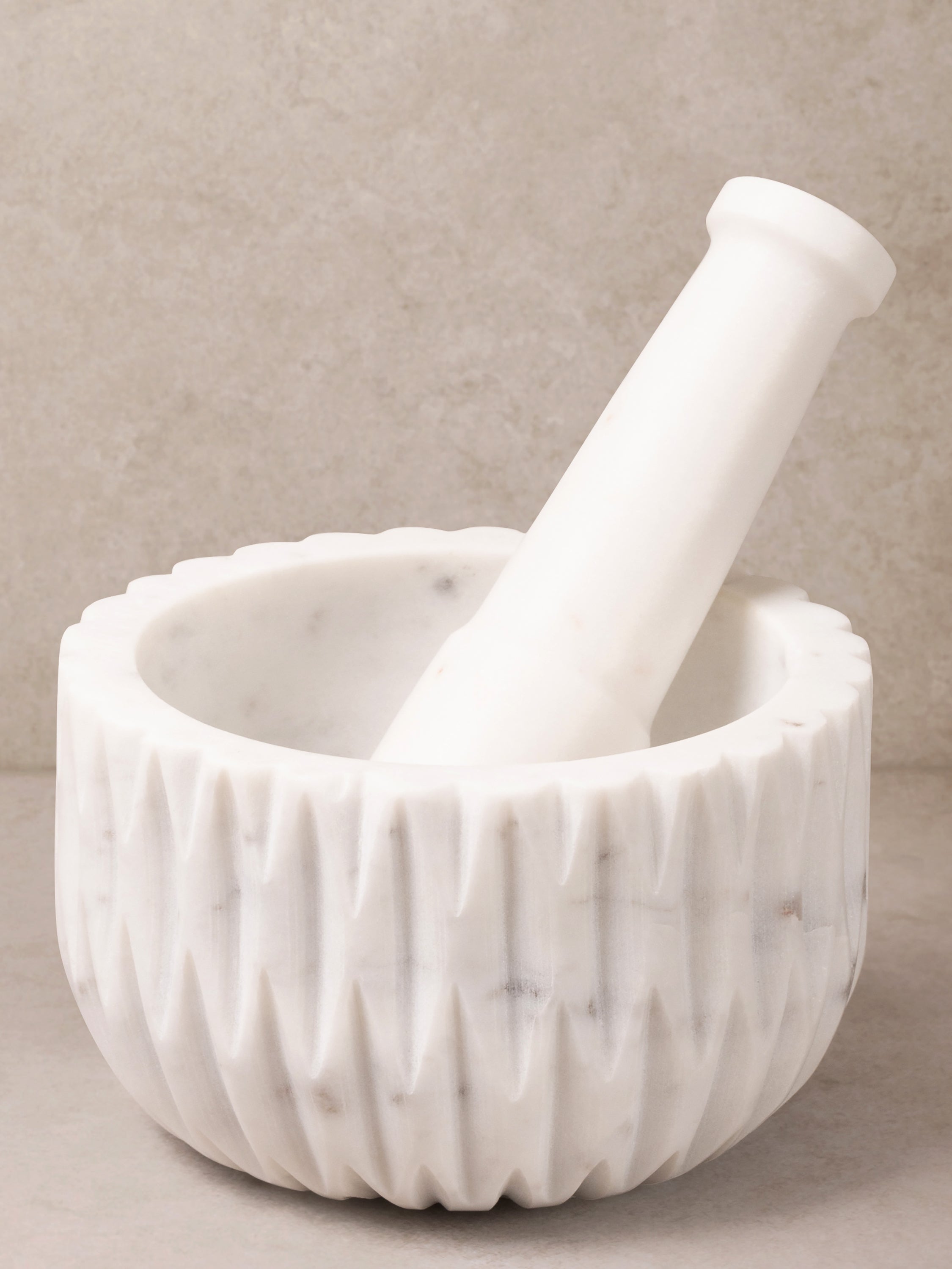 Elegant White Marble Mortar and Pestle Set – A beautifully hand-carved kitchen essential, perfect for grinding herbs, spices, and seasonings with style