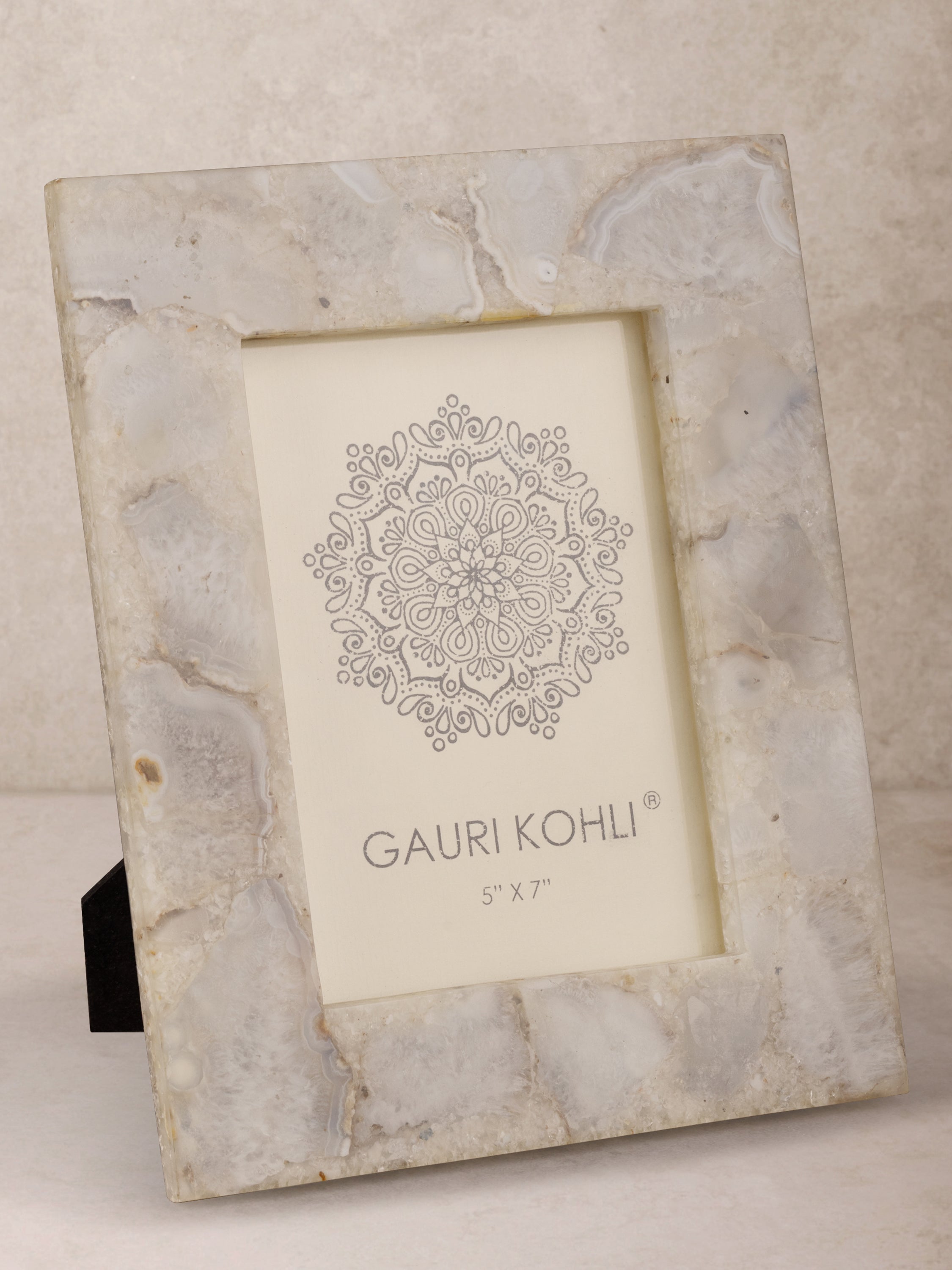 Luxury Agate Picture Frame – 5x7 Inch Semi-Precious Stone Photo Display
A handcrafted picture frame made from genuine agate gemstone, featuring unique natural patterns and elegant neutral tones for a sophisticated touch