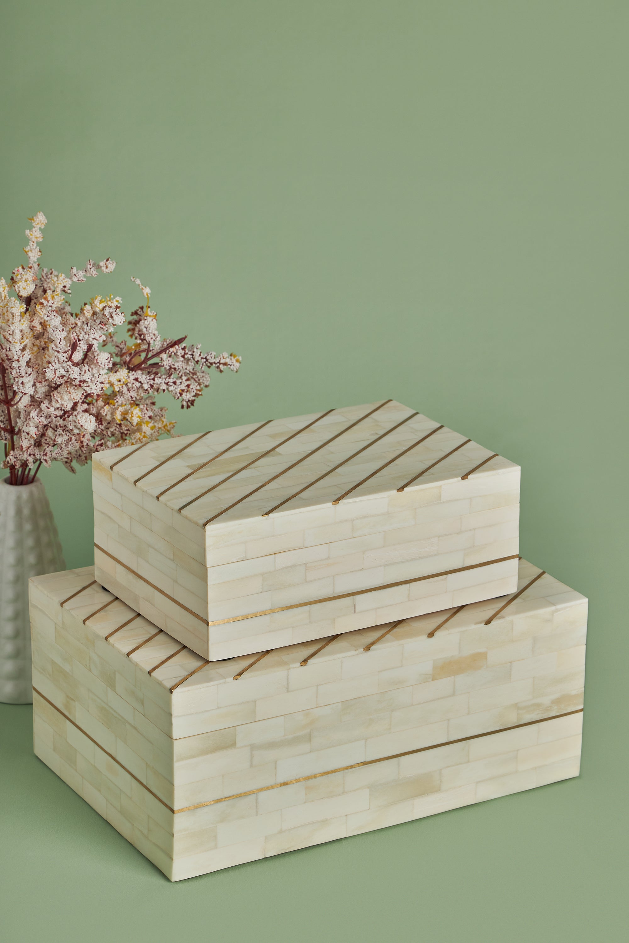 Elegant White Bone Inlay Decorative Boxes – Set of 2
A luxurious set of two handcrafted decorative storage boxes with white bone inlay and gold detailing