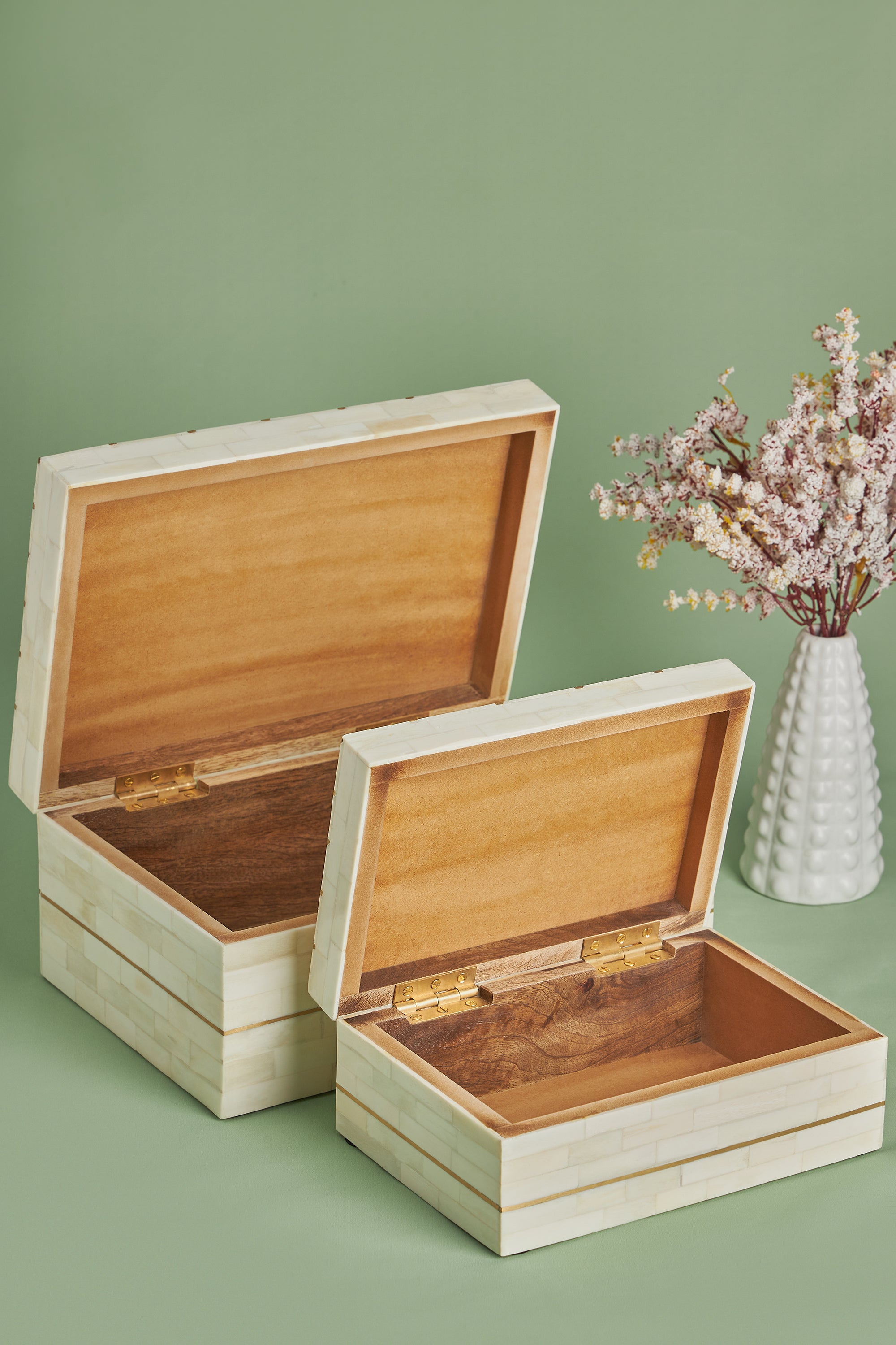 Luxury Bone Inlay Keepsake Boxes with Gold Detail
A set of two premium decorative boxes crafted with white bone inlay and elegant gold embellishments