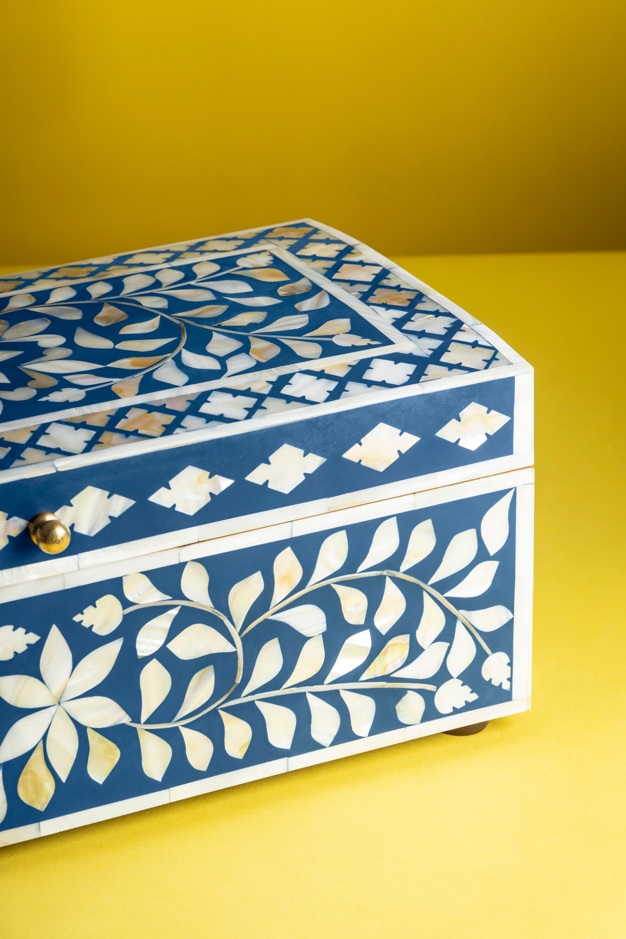 Exquisite Handmade Bone Inlay Box – Perfect for Keepsakes and Trinkets
