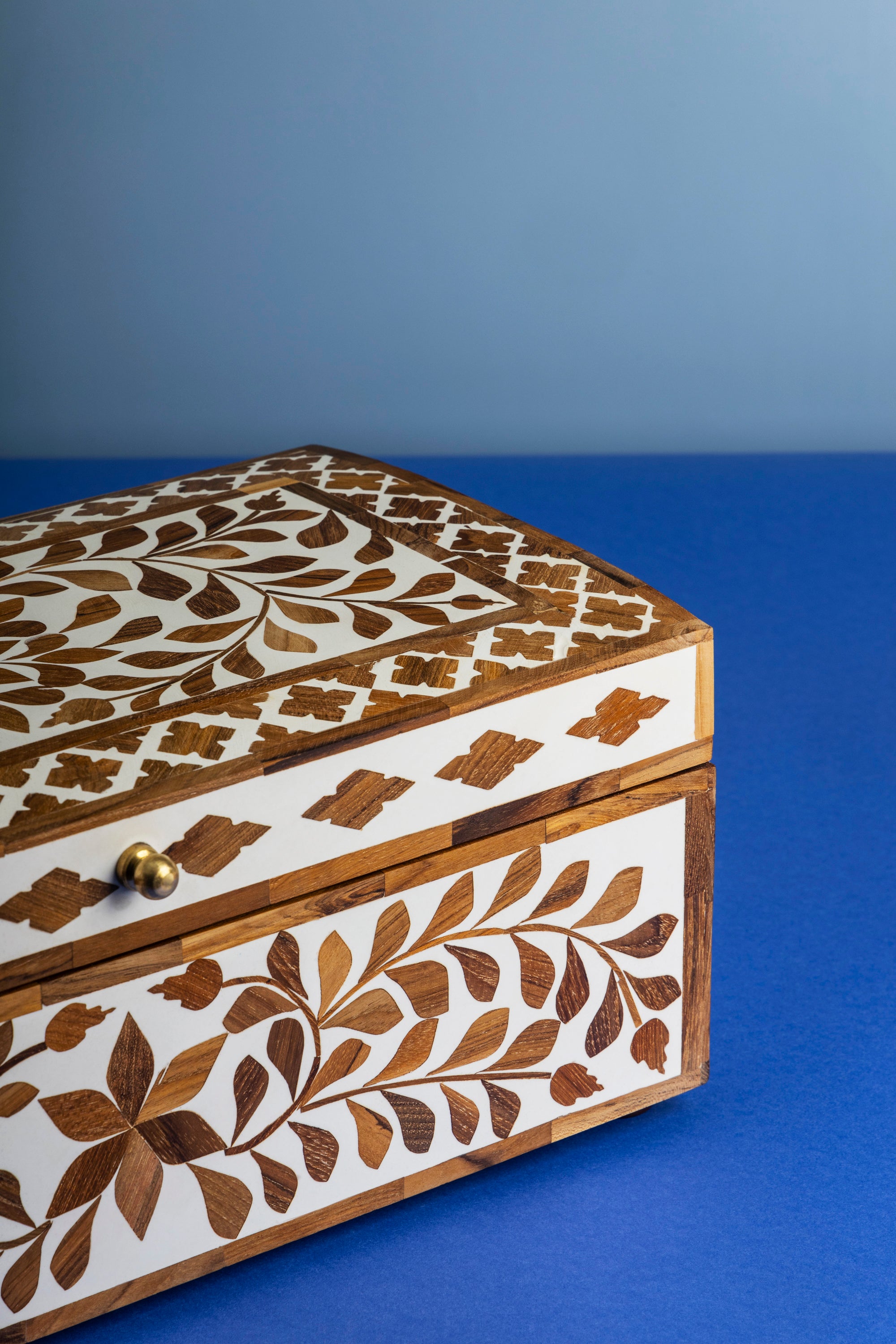 Elegant Jewelry Storage Box with Intricate Inlay Pattern
