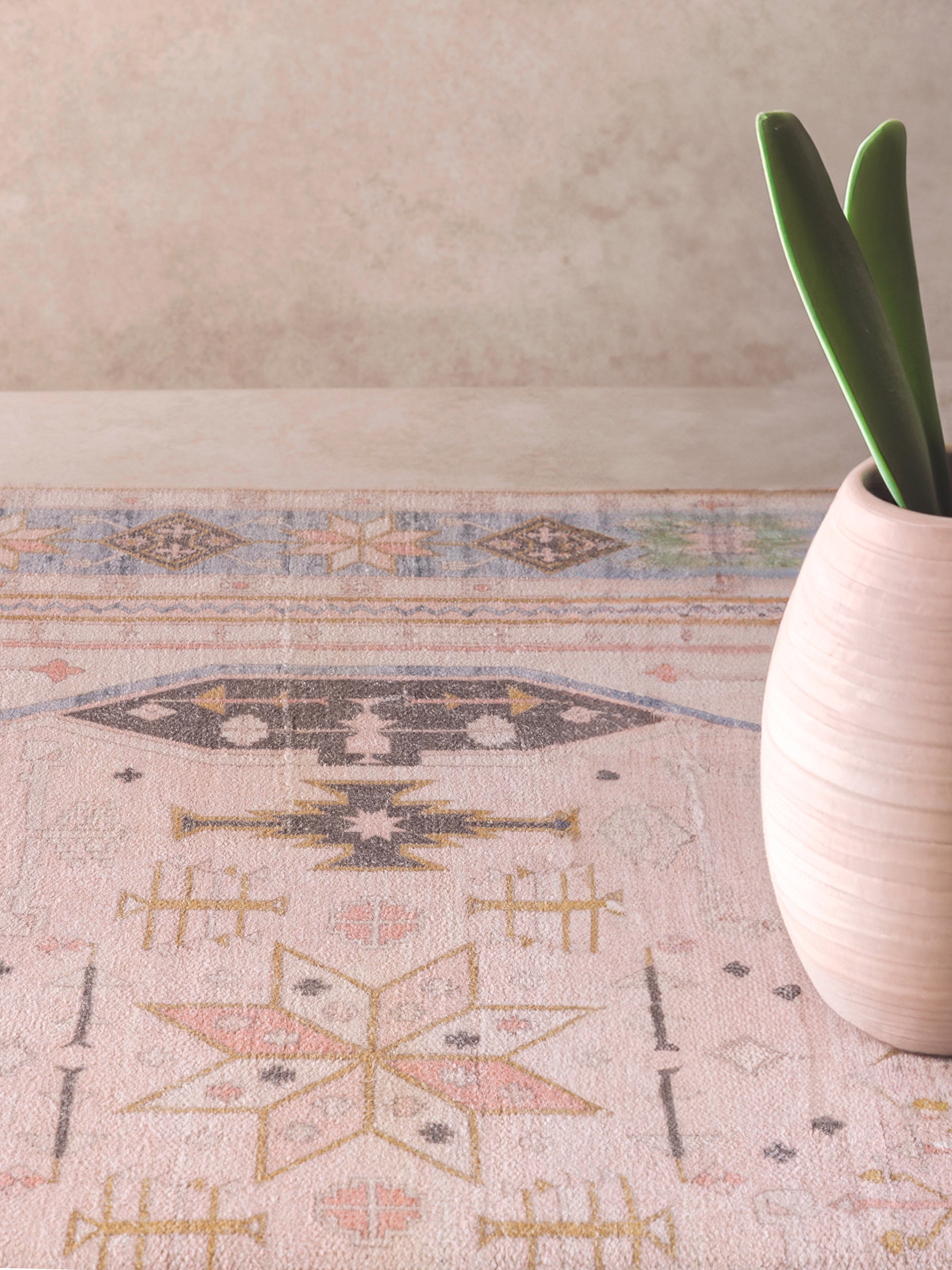 Vintage-Inspired Oriental Rug – Faded Pink and Beige Medallion Pattern
