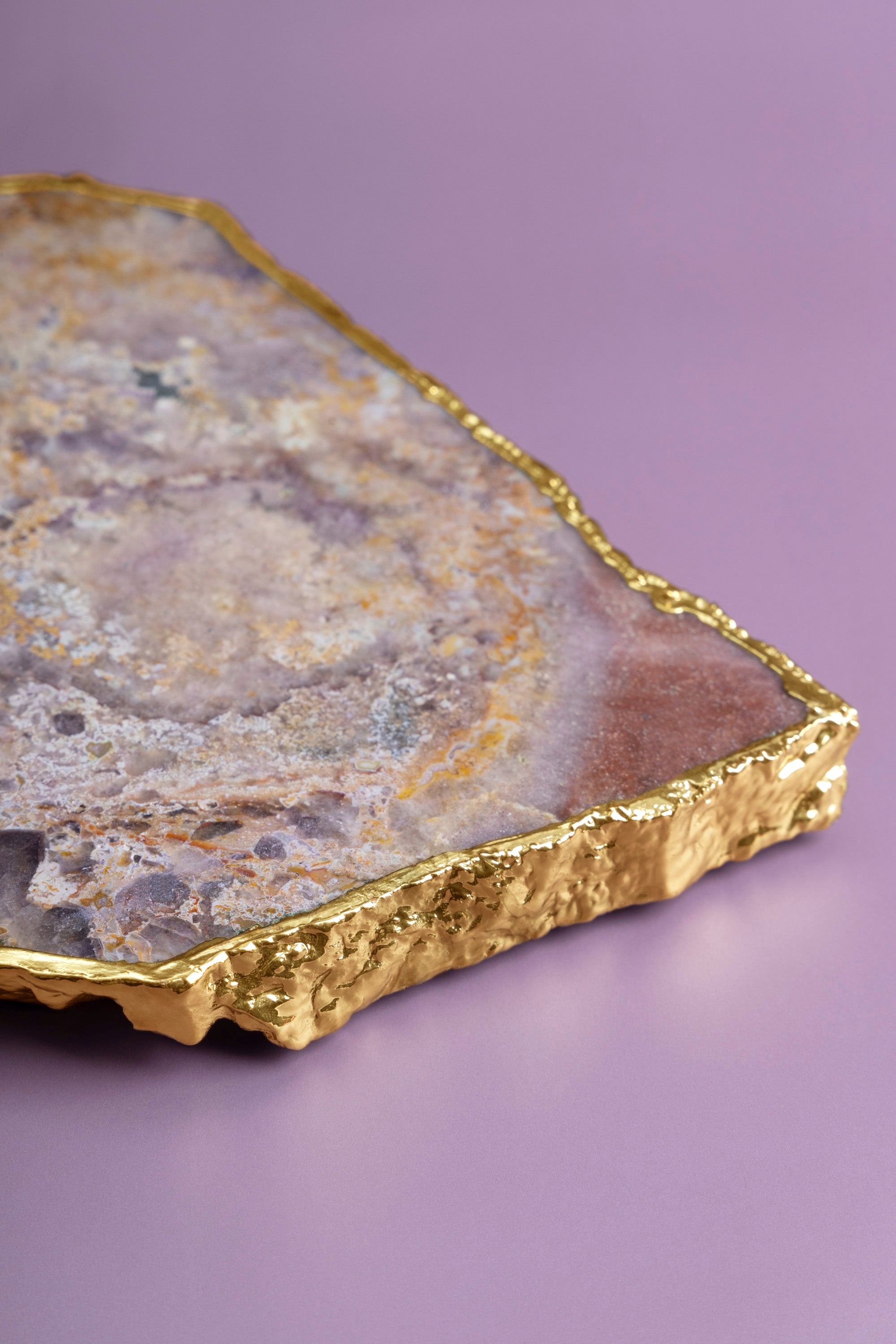 Natural Amethyst Charcuterie Board with Gold Edges – Premium Serveware
A one-of-a-kind serving platter crafted from genuine amethyst crystal, ideal for displaying cheeses, fruits, and appetizers