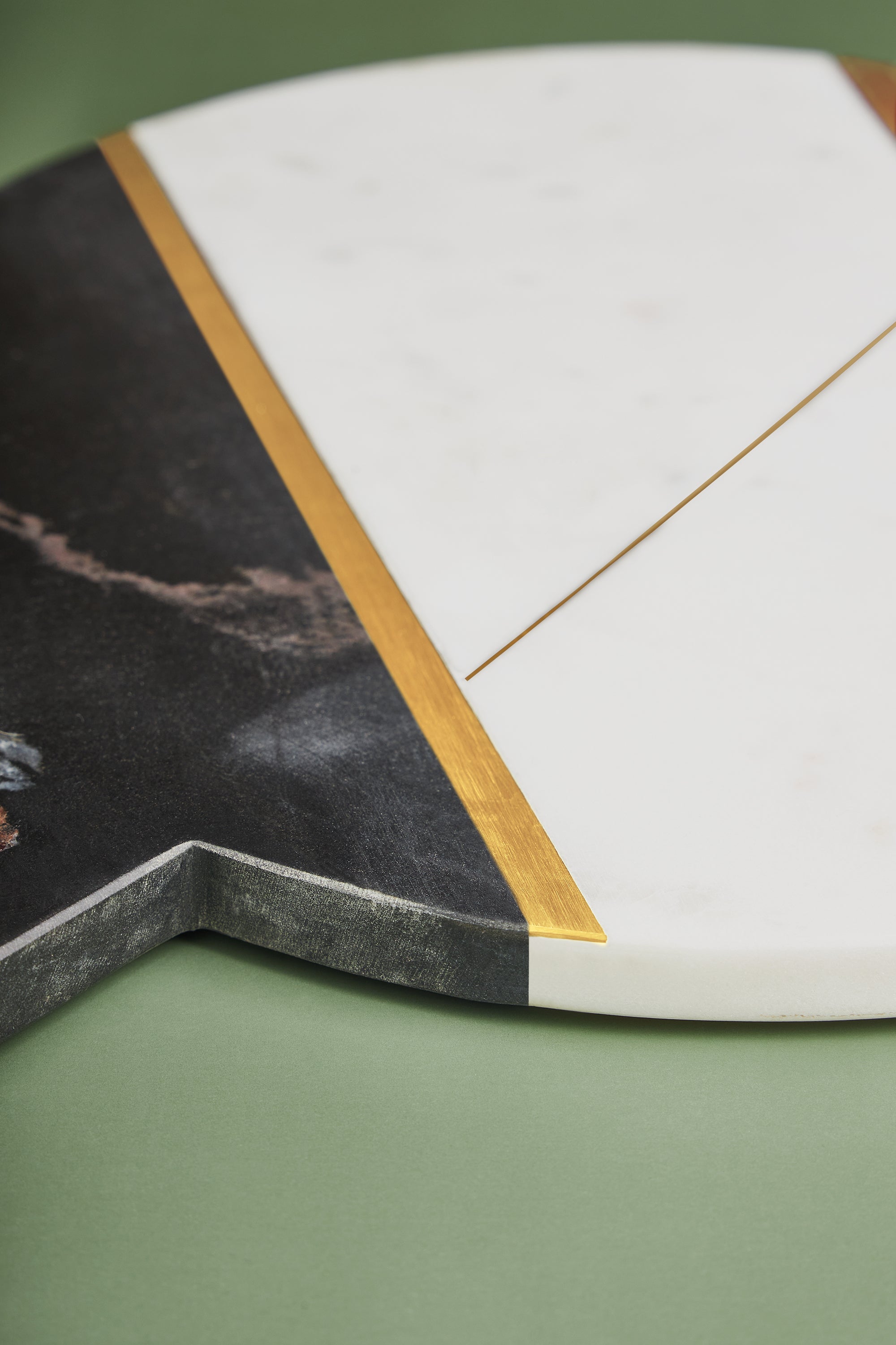 Premium Marble Cheese Board with Gold Trim – Stylish Kitchen Decor
A high-end black and white marble cheeseboard with brass detailing, perfect for hosting, gifting, and home entertaining