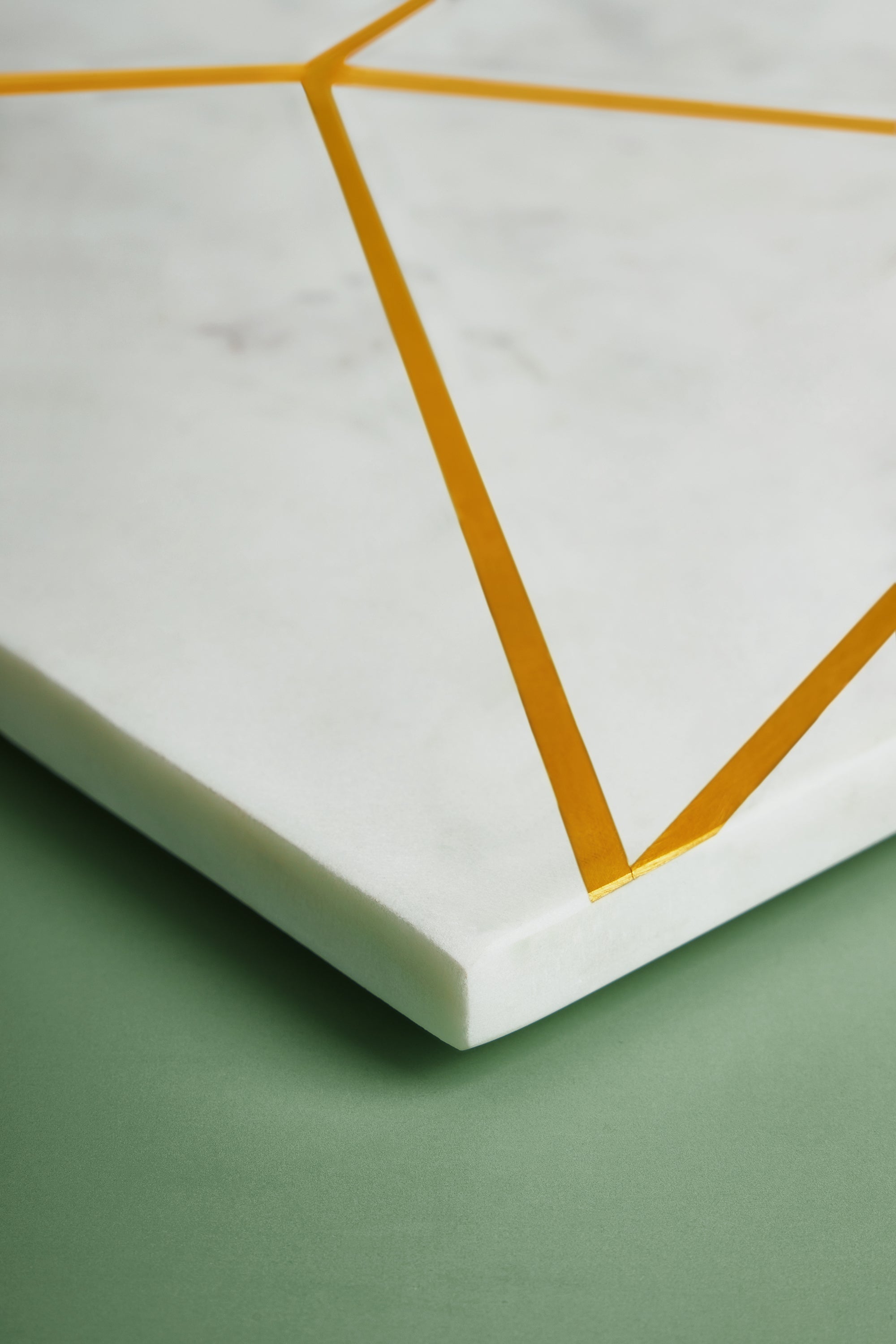 Handcrafted Marble Serving Board with Gold Detailing – Luxury Kitchenware
A luxurious marble cheese board featuring gold inlay and a rope handle for easy hanging, a great addition to any kitchen or dining setup