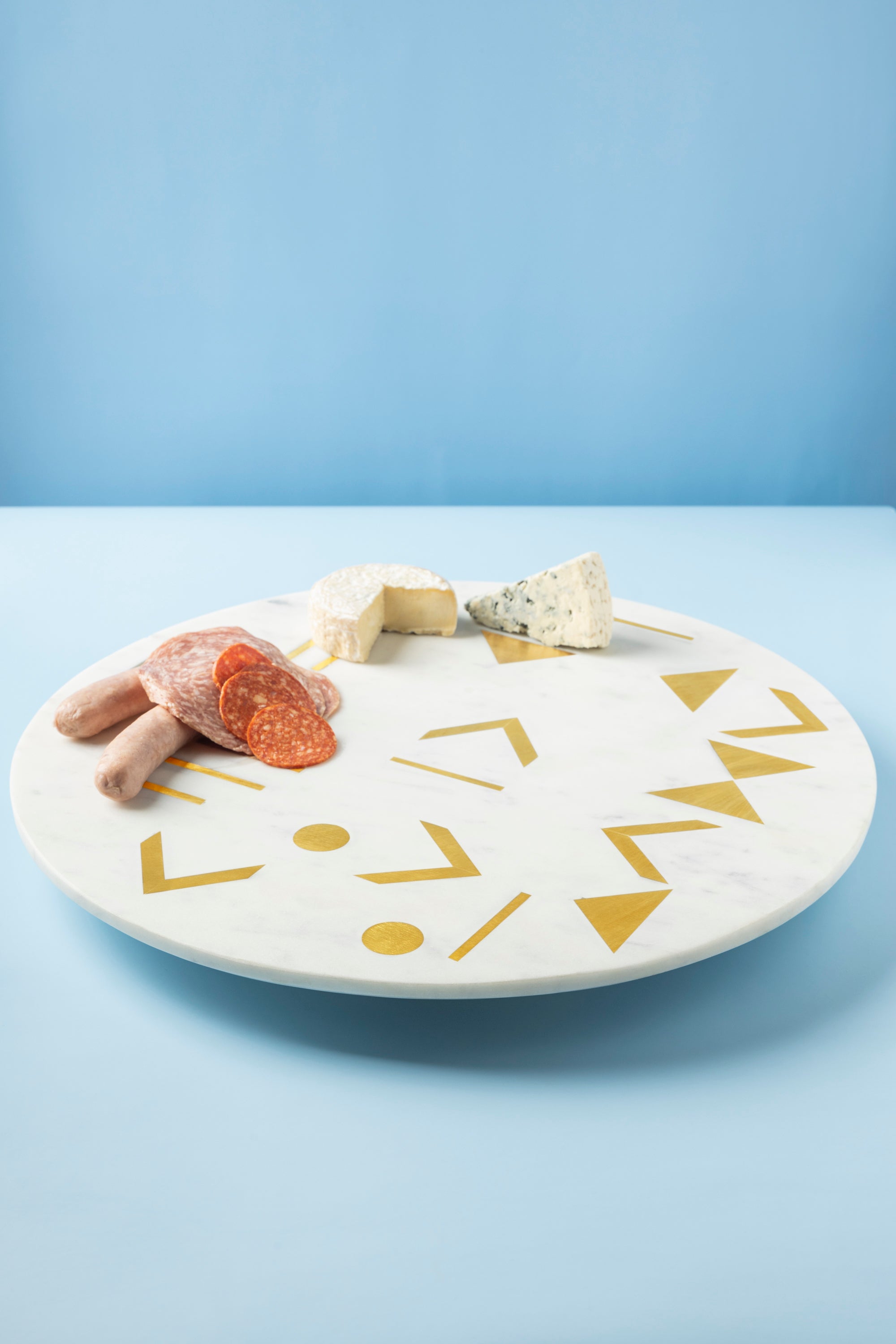 Handcrafted Marble Lazy Susan – Luxurious Rotating Cheese Board
A sophisticated white marble turntable with geometric brass accents, ideal for charcuterie, snacks, and elegant dining setups