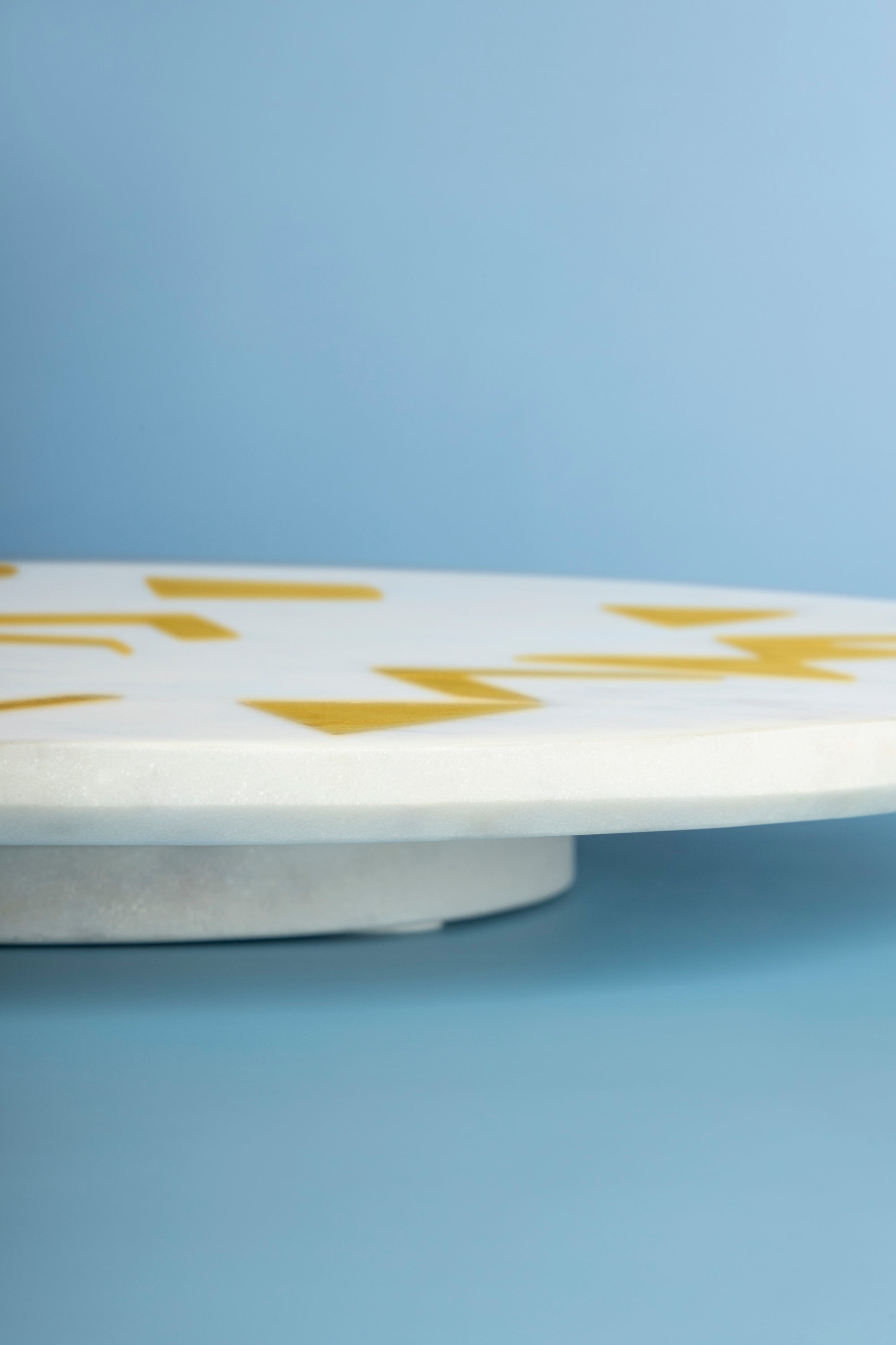 Rotating Marble Cheese Board with Gold Accents – Unique Gift for Food Lovers
A handcrafted marble lazy Susan with beautiful brass inlay, making it a perfect centerpiece or gift for home chefs and entertainers