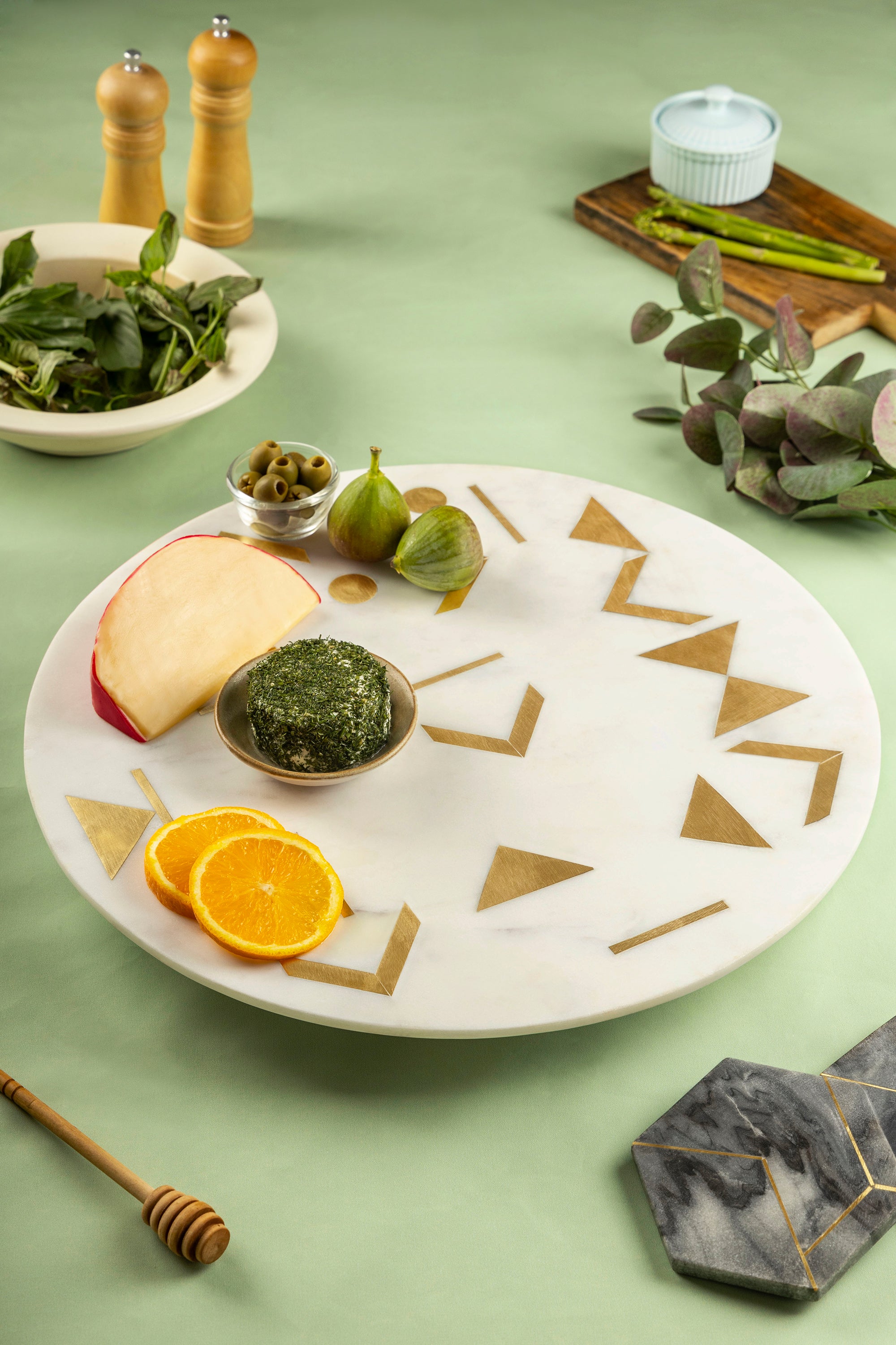 Elegant White Marble Lazy Susan with Gold Inlay – Rotating Serving Platter
A stunning round marble lazy Susan with intricate brass inlay, perfect for serving cheeses, fruits, and appetizers at any gathering
