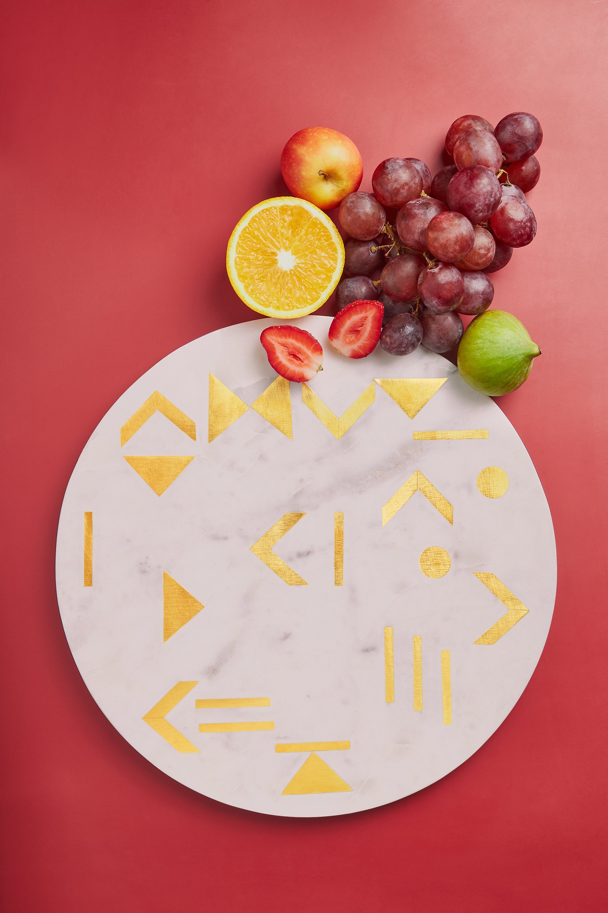 Luxury White Marble Cheese Board with Gold Inlay – Elegant Serving Platter
A premium round marble cheese board with intricate gold inlay design, perfect for serving cheeses, fruits, and appetizers in style