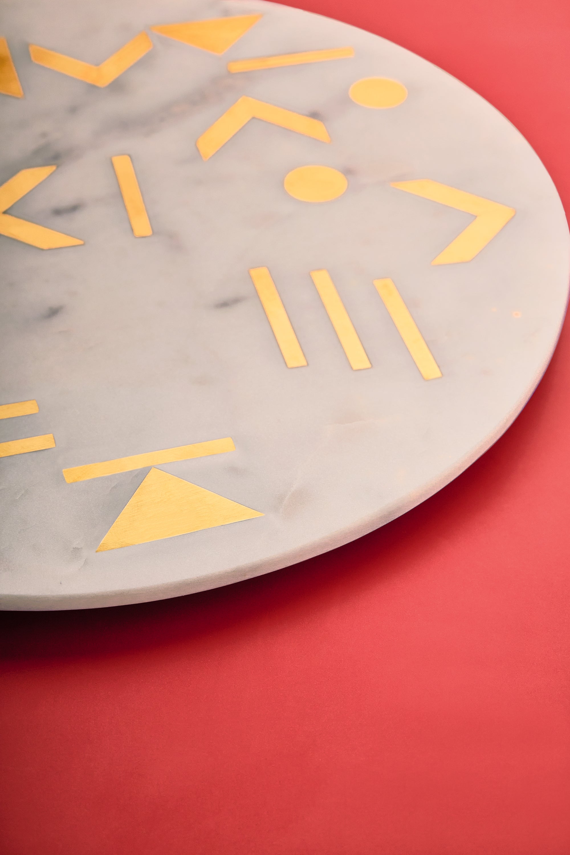 Round Marble Cheese Board with Gold Detailing – Stylish Kitchen Essential
A sophisticated cheese serving platter crafted from high-quality white marble with a modern gold pattern for a luxurious dining experience