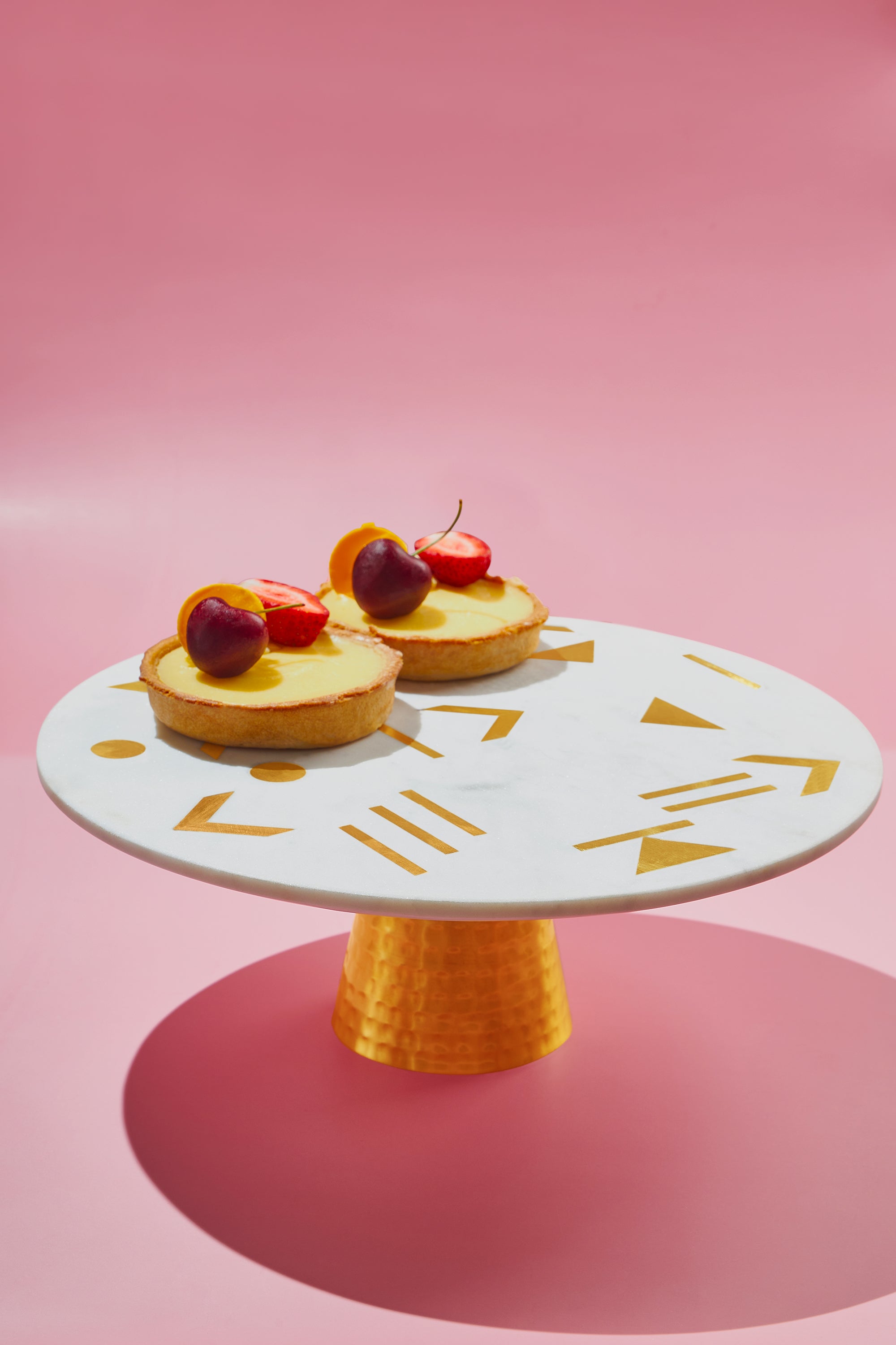 Elegant White Marble Cake Stand with Gold Inlay – Modern Dessert Display
A luxurious white marble cake stand with geometric brass inlay and a gold metal base, perfect for showcasing cakes, pastries, and desserts
