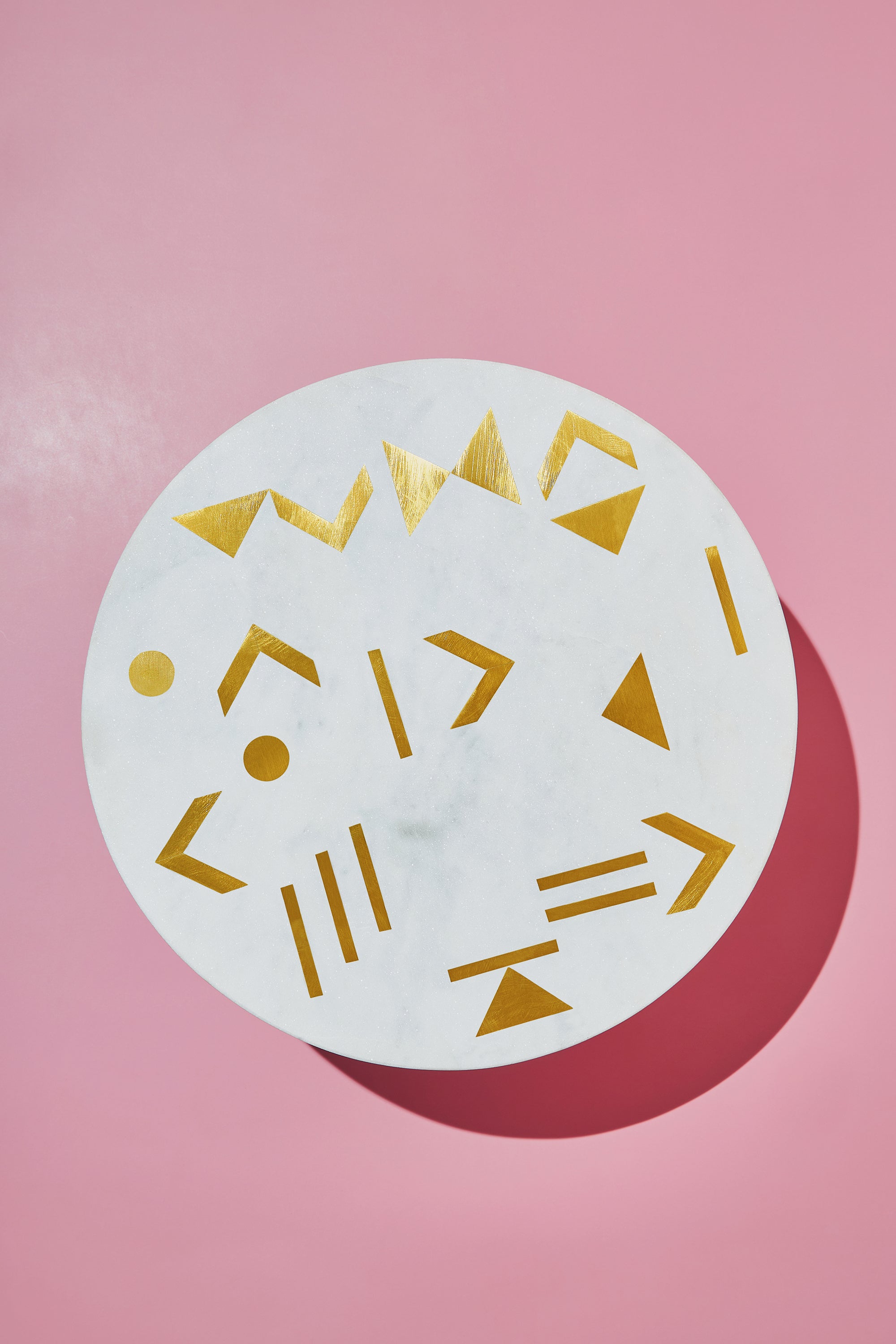 Luxury Pedestal Cake Stand – Marble & Gold Serving Platter
A sophisticated round marble cake stand with intricate brass inlay, designed for stylish dessert presentation and elegant entertaining