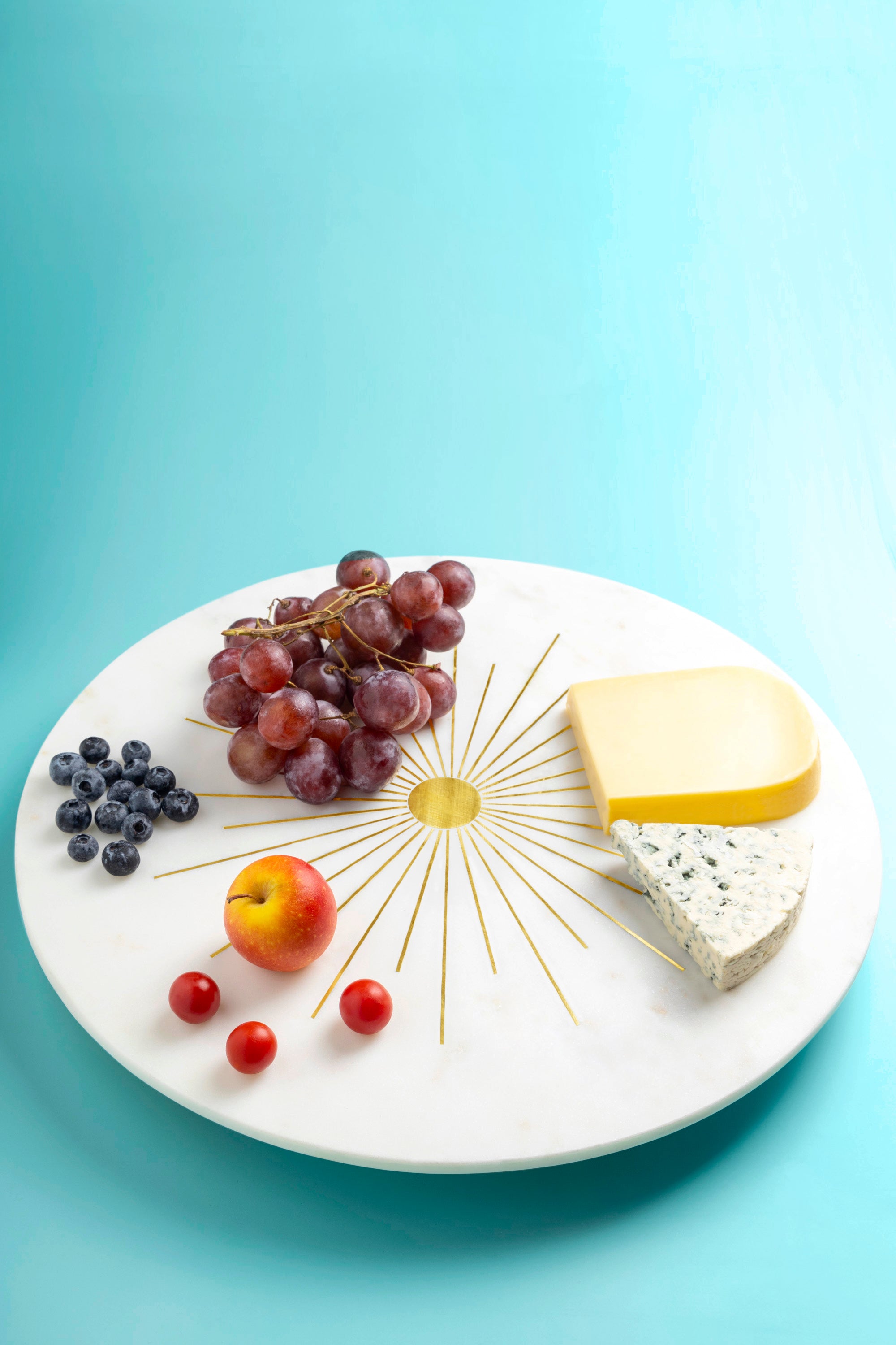 Luxury White Marble Lazy Susan – Large Rotating Serving Platter
A handcrafted white marble lazy Susan with elegant gold inlay, perfect for serving cheese, fruit, or appetizers in style