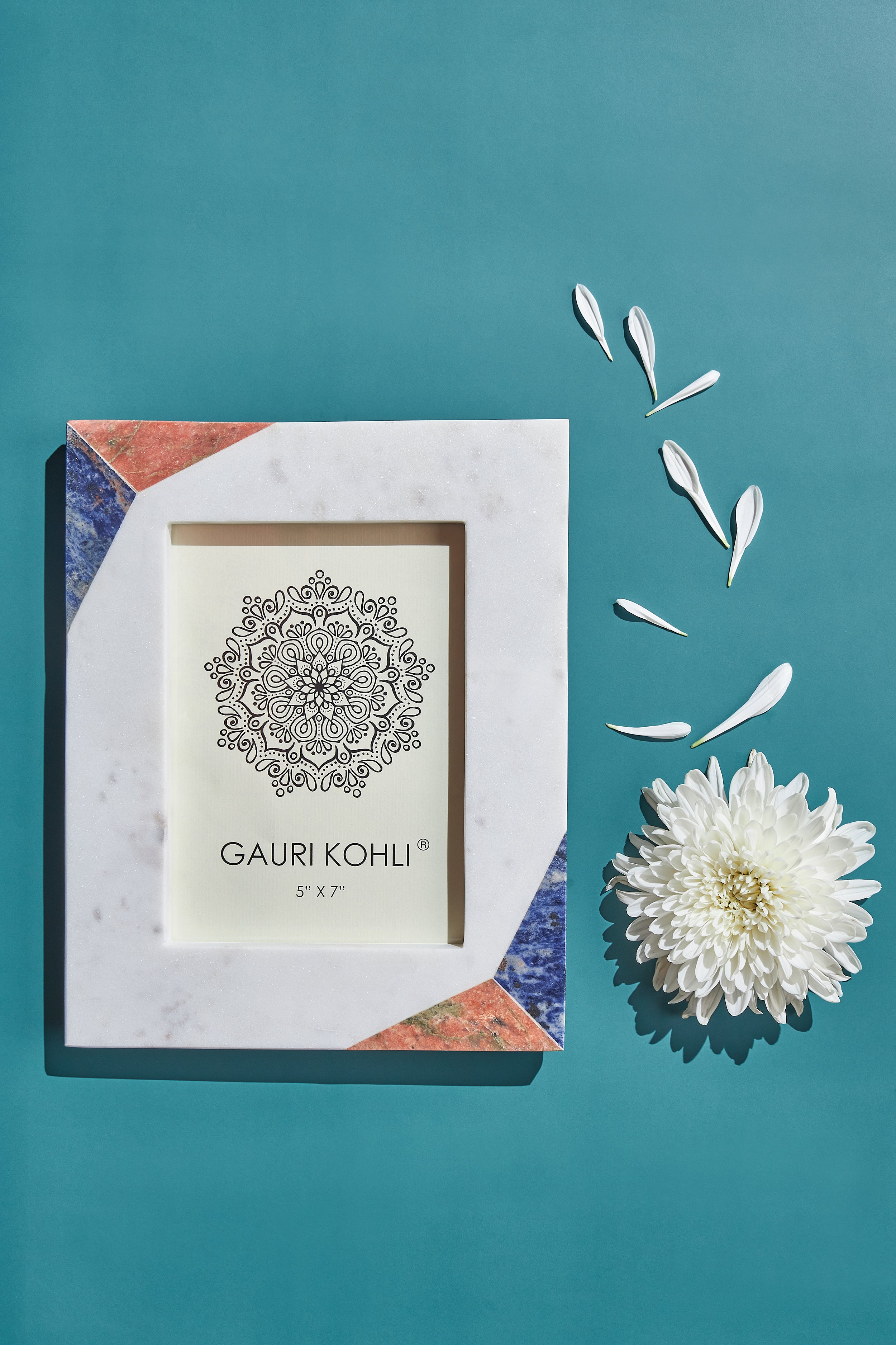 Luxury White Marble Picture Frame with Semi-Precious Stone Inlay – 5x7 Inch
A handcrafted picture frame featuring elegant white marble with vibrant semi-precious stone inlays, perfect for displaying cherished memories in style