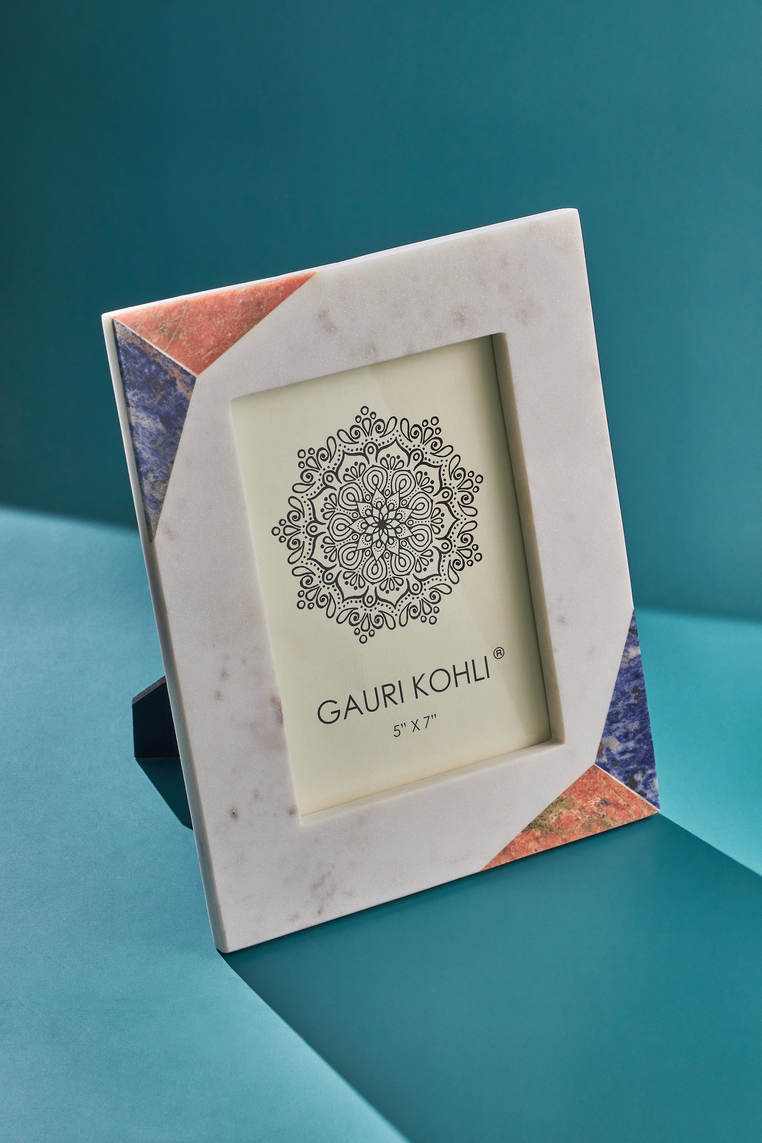 Handmade Marble and Semi-Precious Stone Photo Frame – Elegant Home Décor
A premium 5x7-inch picture frame with a sleek white marble base and colorful semi-precious stone corner accents, ideal for modern and artistic interiors