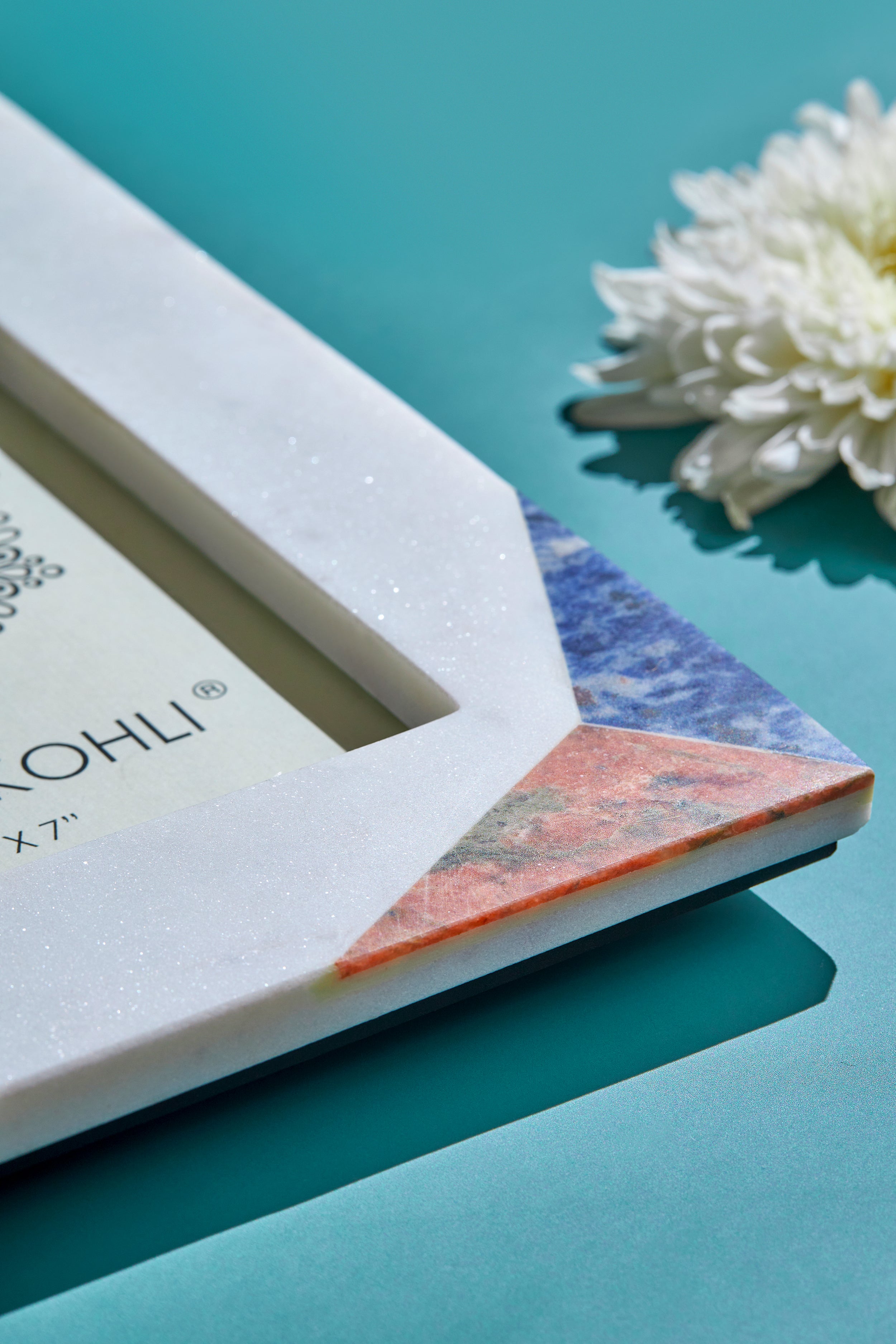 Geometric Marble and Stone Inlay Picture Frame – Unique and Stylish Display
A beautifully crafted white marble photo frame with striking blue and red semi-precious stone inlay, designed to add sophistication to any home or office