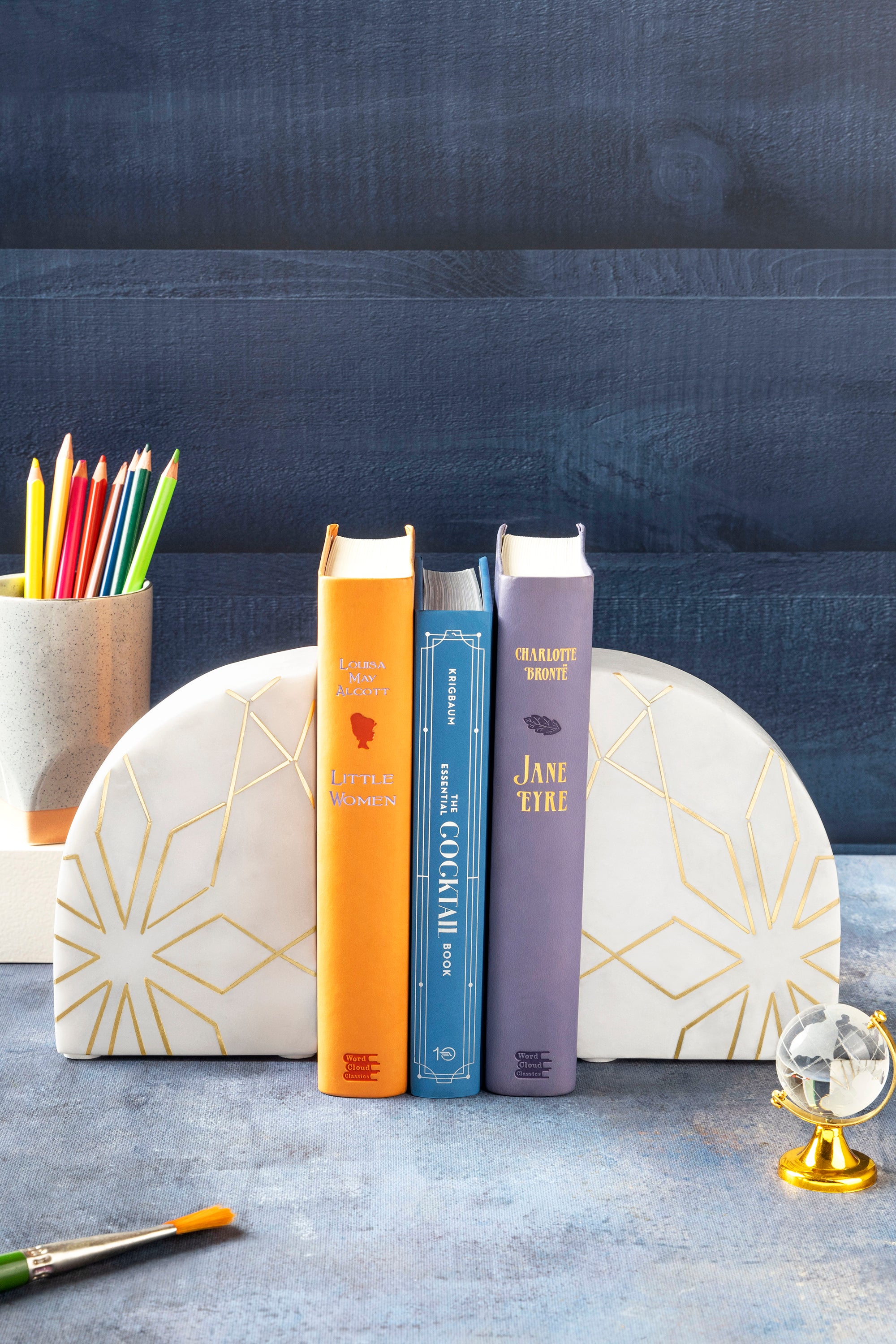 Handmade White Marble and Gold Geometric Bookends – Modern Décor
A premium pair of white marble bookends with delicate gold inlay patterns, ideal for enhancing office desks, bookshelves, and home libraries with a luxurious touch