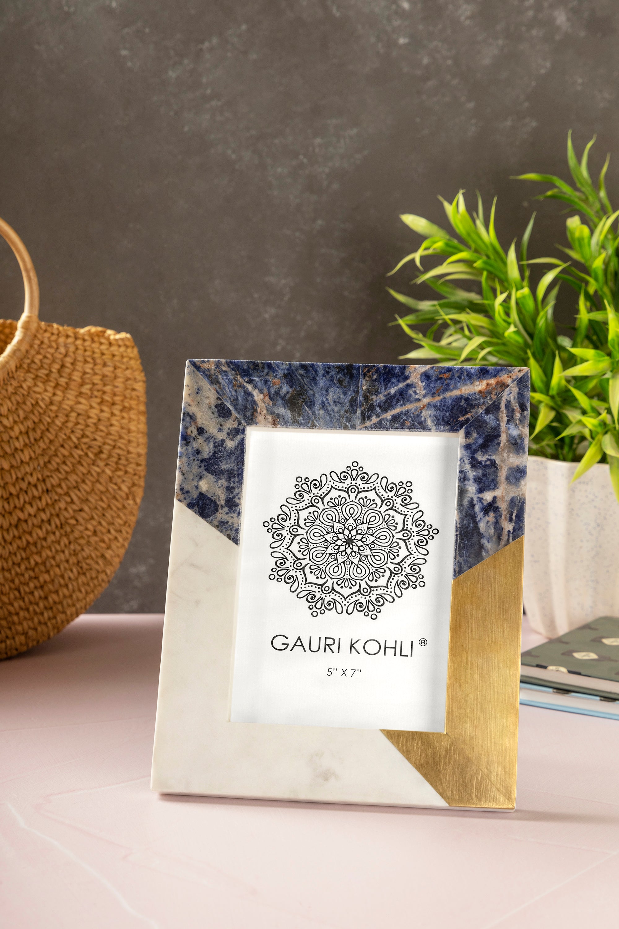 Handmade Blue Lapis and Marble Picture Frame – Elegant Home Décor
A premium picture frame with a unique geometric design, combining deep blue lapis, white marble, and a gold corner accent, ideal for stylish interior decoration