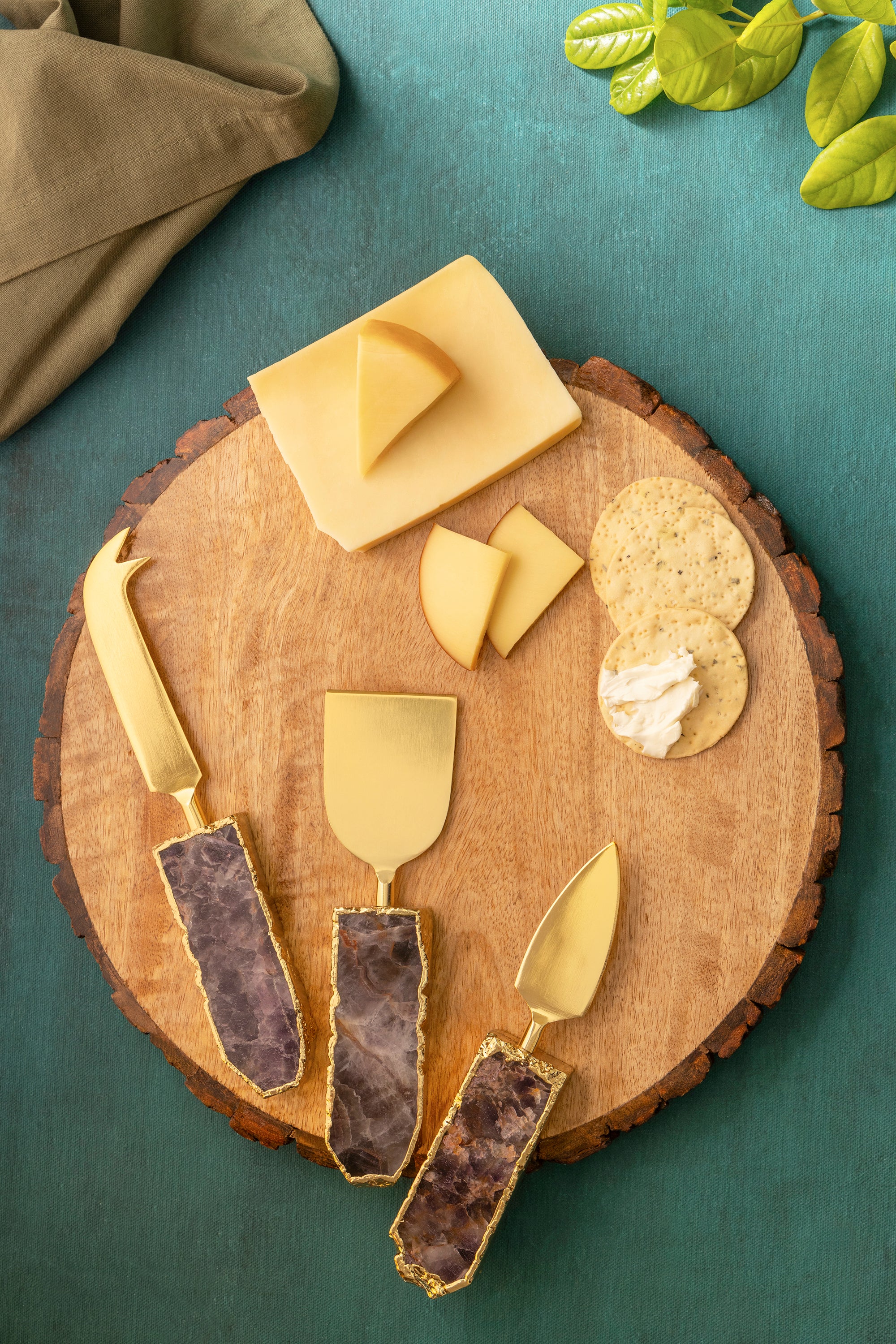 Handmade Amethyst Cheese Knives – Elegant Gold Finish Set
A premium set of three cheese knives with polished gold blades and raw amethyst stone handles, ideal for entertaining and fine dining