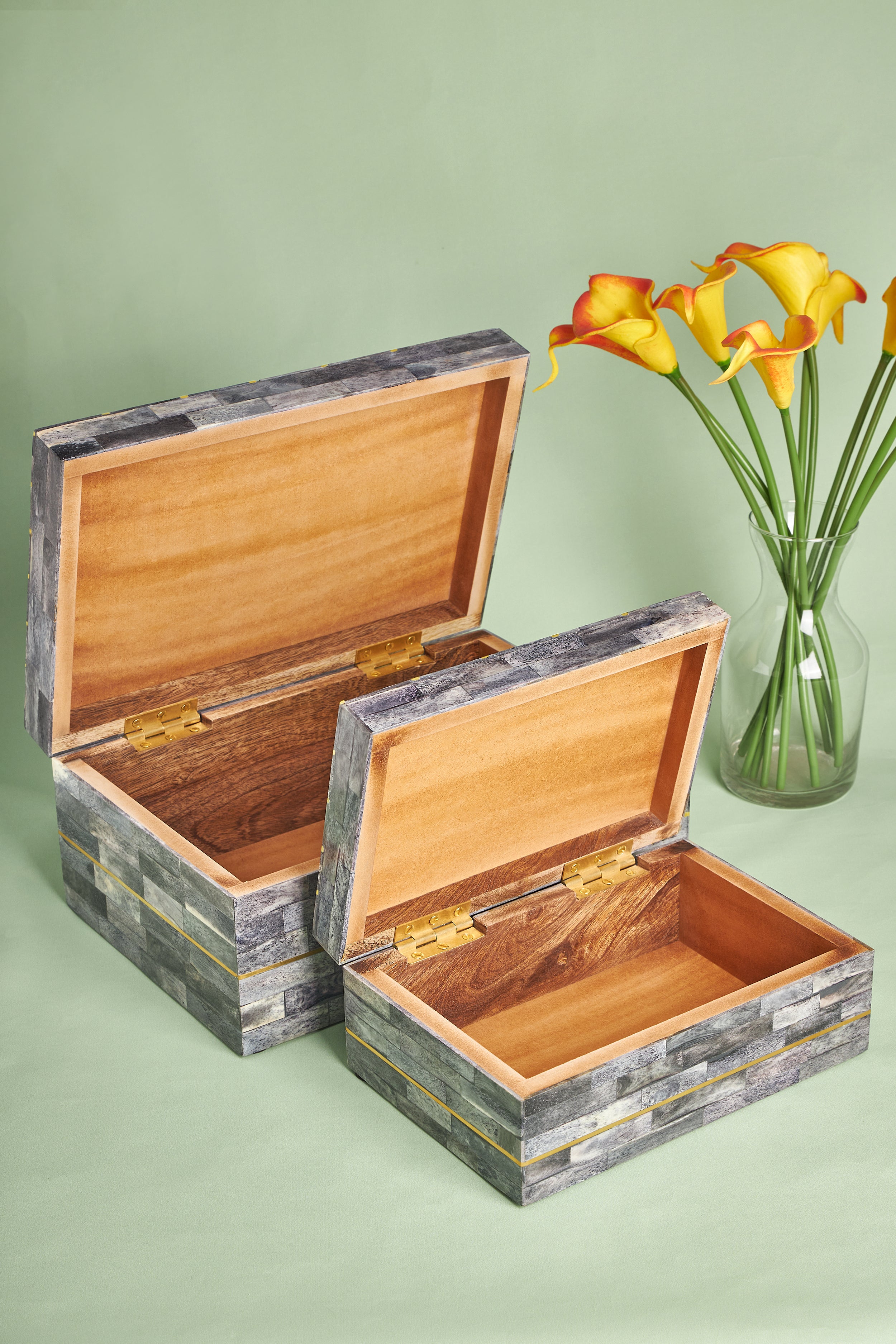 Luxury Keepsake Boxes with Gold Accents
A set of sophisticated decorative boxes made from camel bone and featuring intricate gold inlay designs